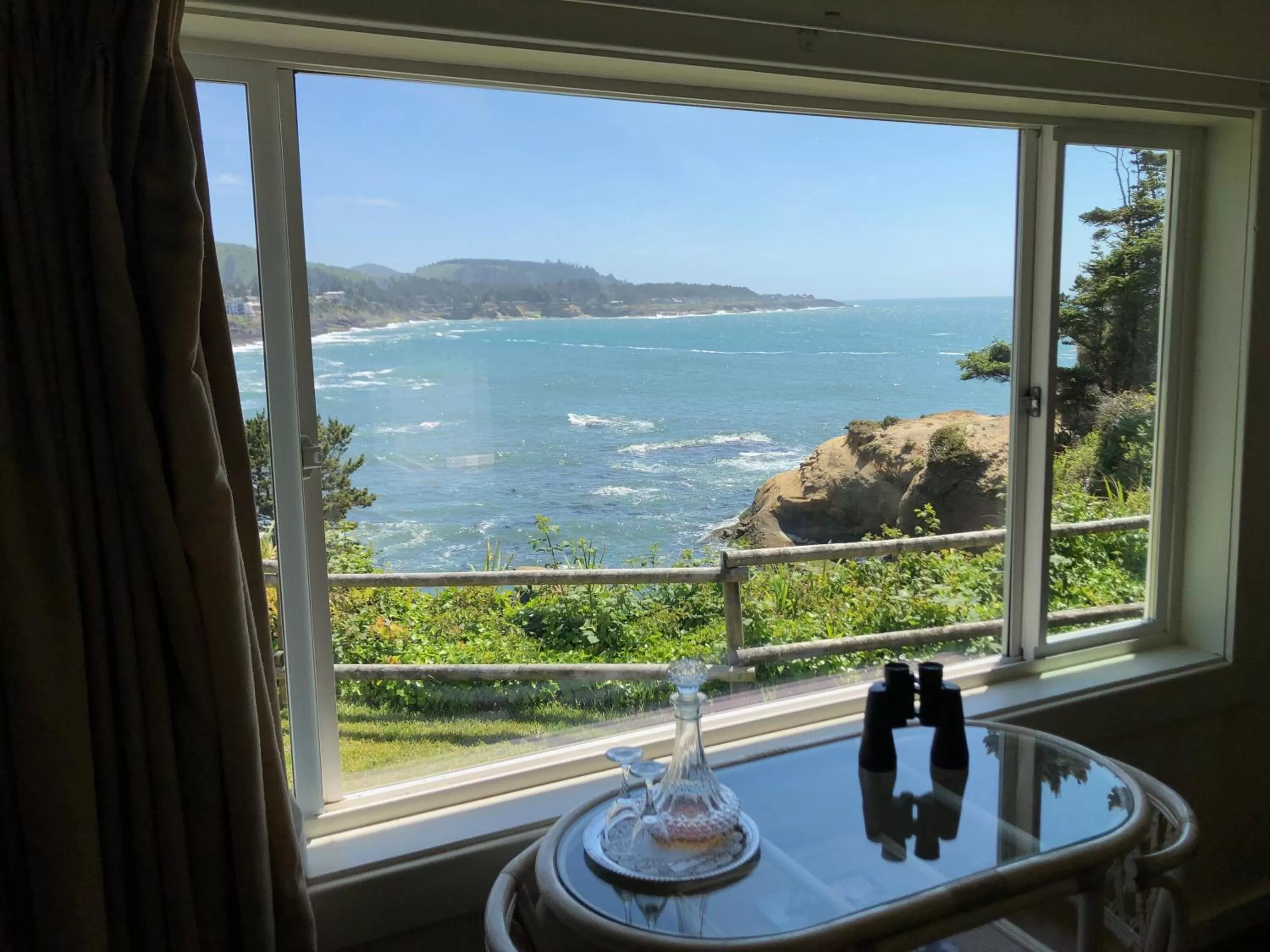 Queen Room with Sea View in Inn at Arch Rock