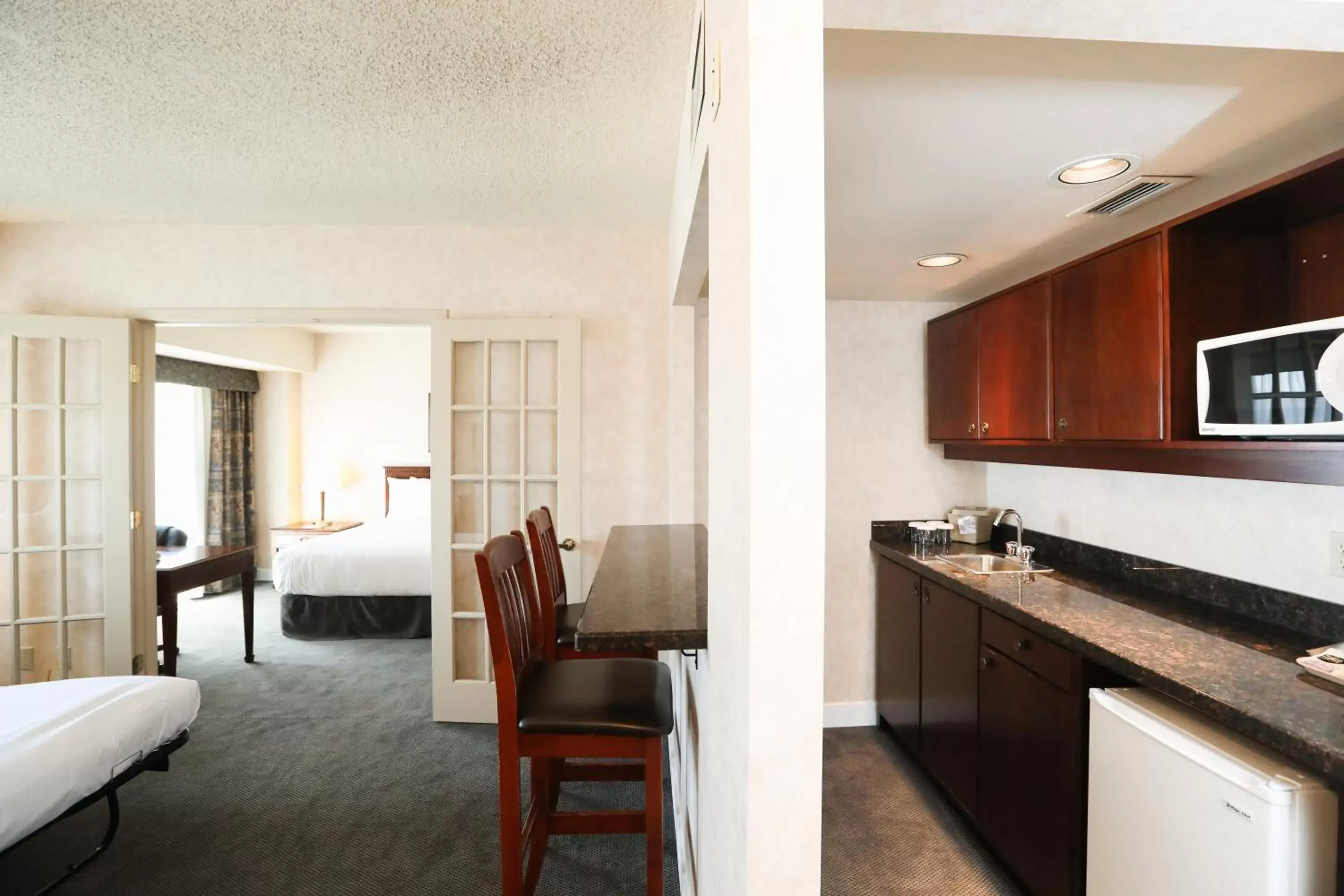 Kitchen or kitchenette, Bathroom in Atrium Inn Vancouver