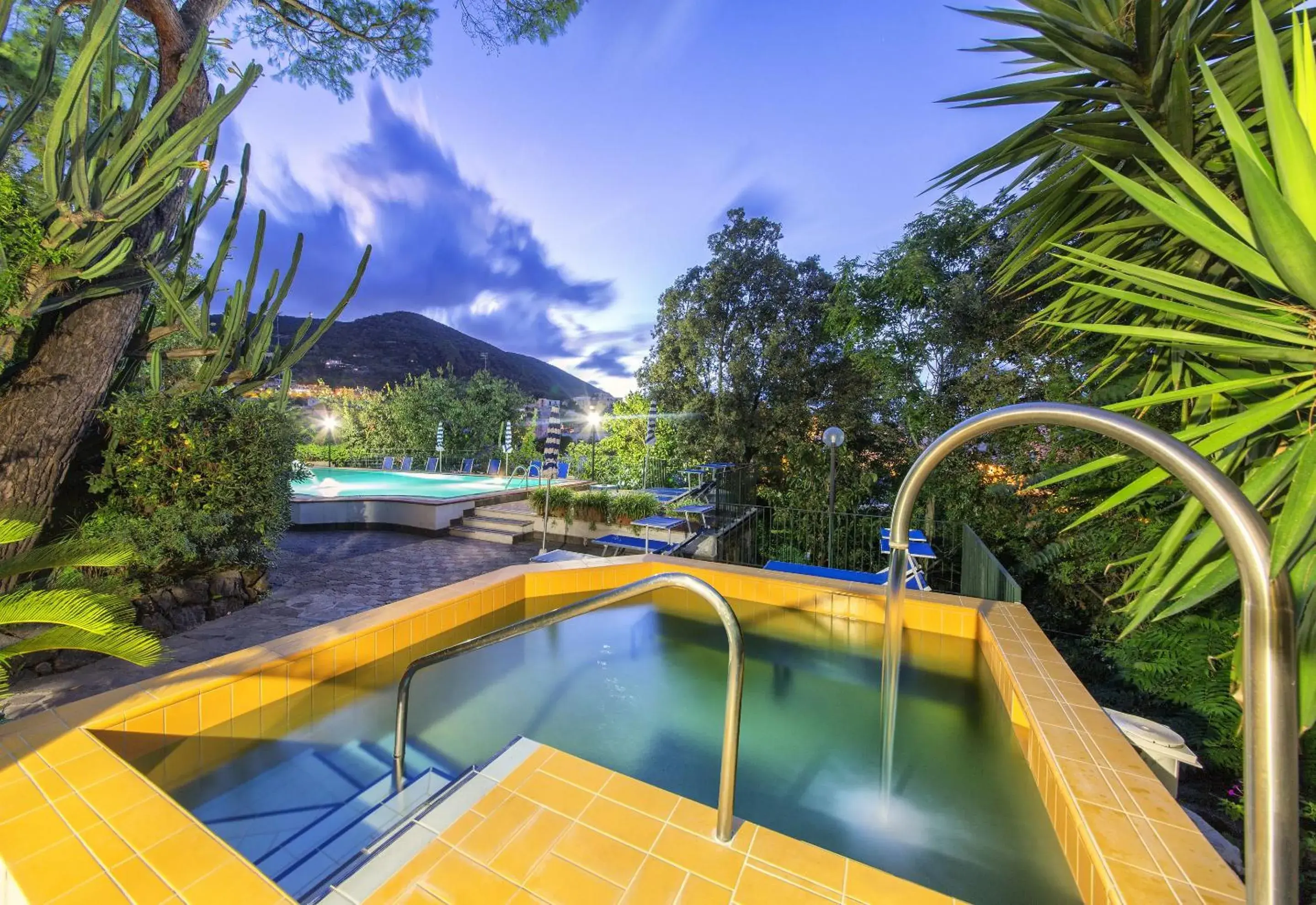 Hot Spring Bath, Swimming Pool in Hotel Vittoria