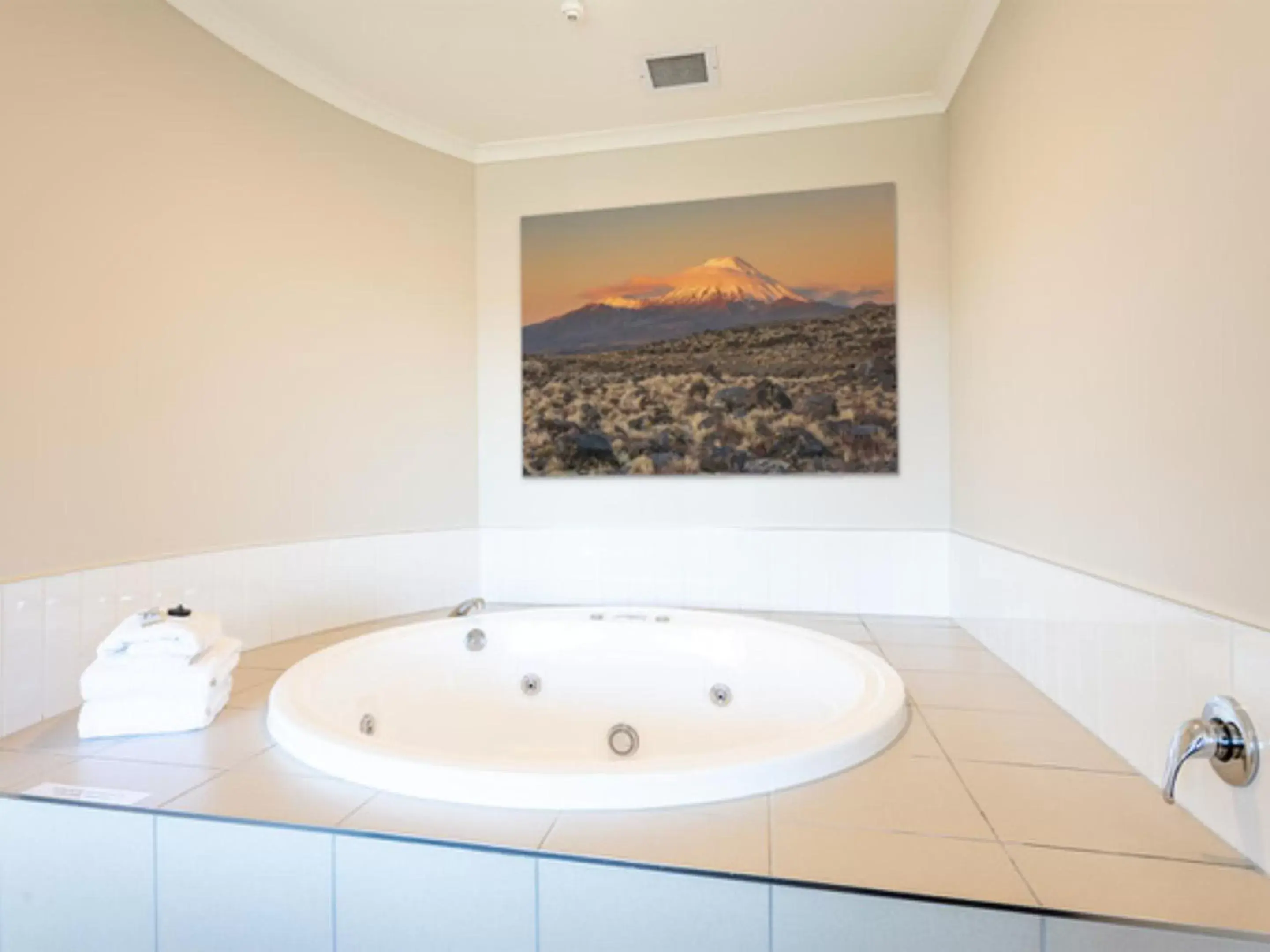 Bath, Bathroom in Lake Taupo Motor Inn