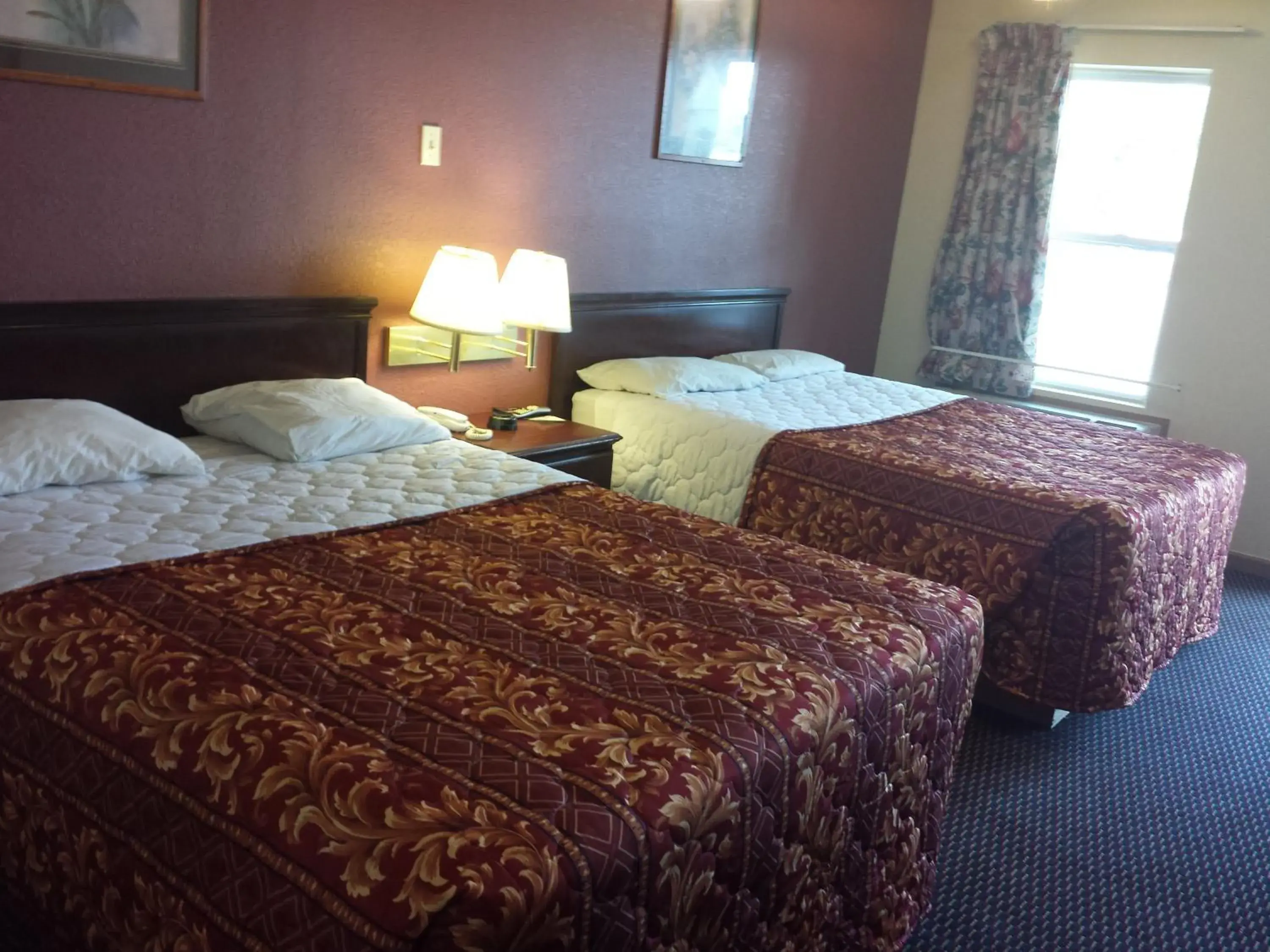 Queen Room with Two Queen Beds in First Western Inn - Fairmont City