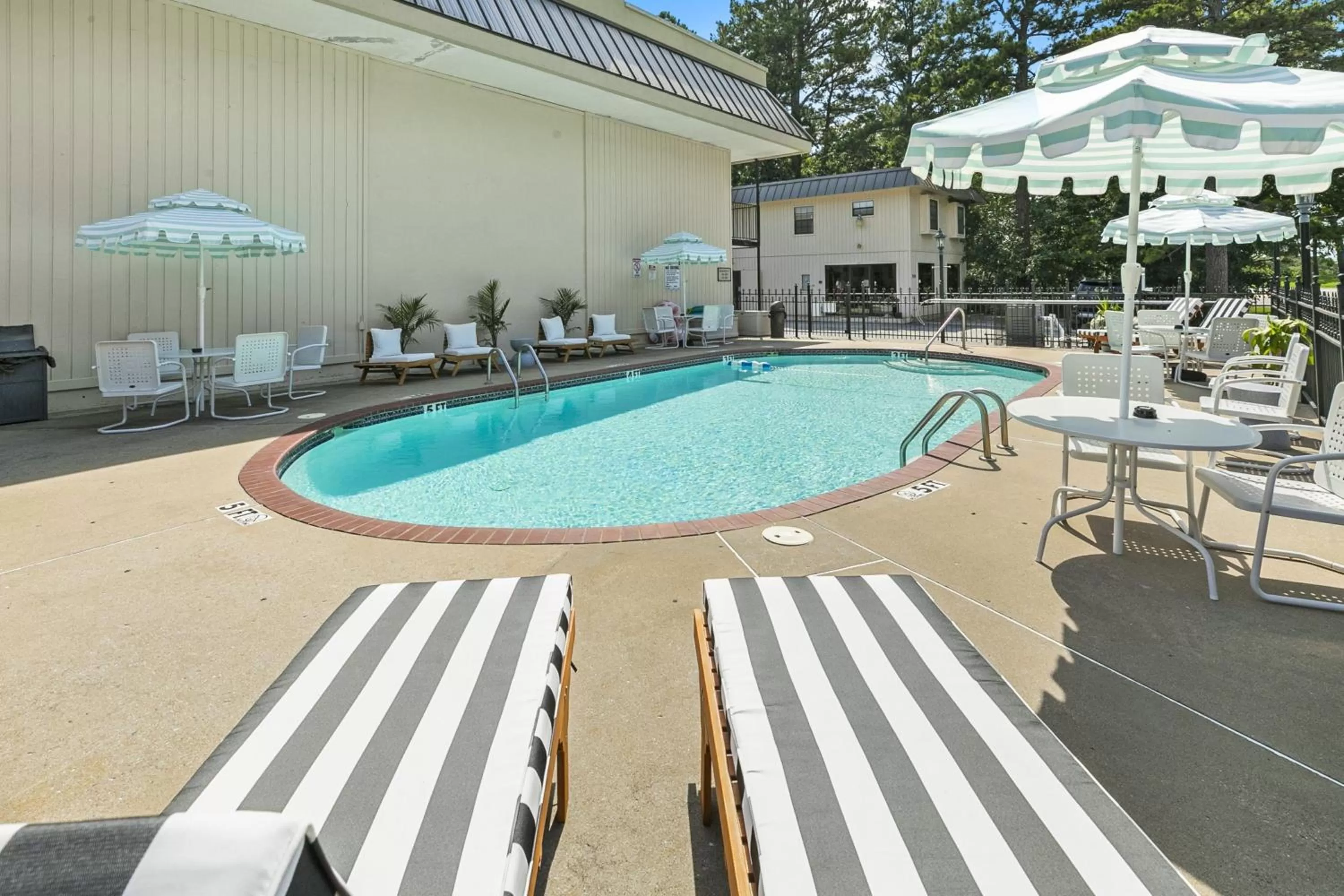 Swimming pool in Candlewick Inn and Suites