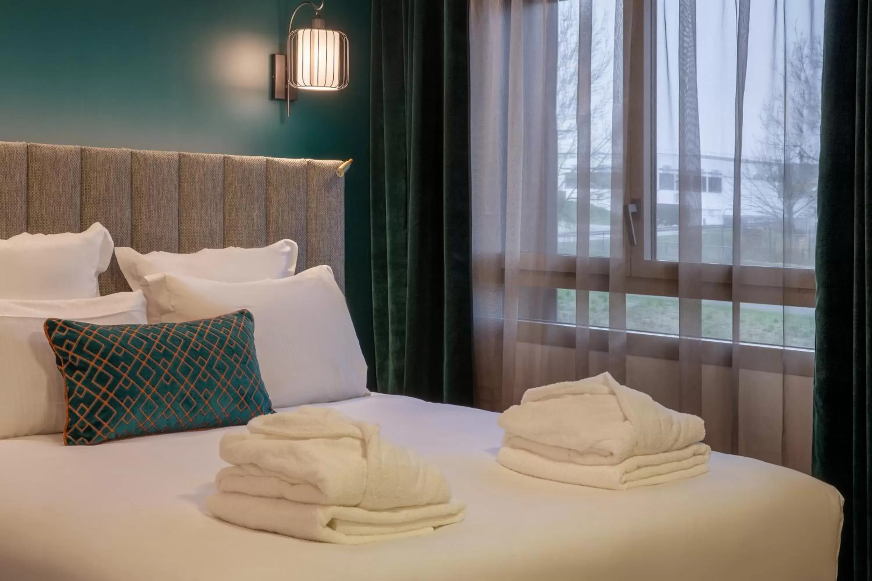 Classic Double Room with Accessible Walk-In Shower in Best Western Plus Le Conquerant Rouen Nord Classic Double Room with Accessible Walk-In Shower in Best Western Plus Le Conquerant Rouen Nord