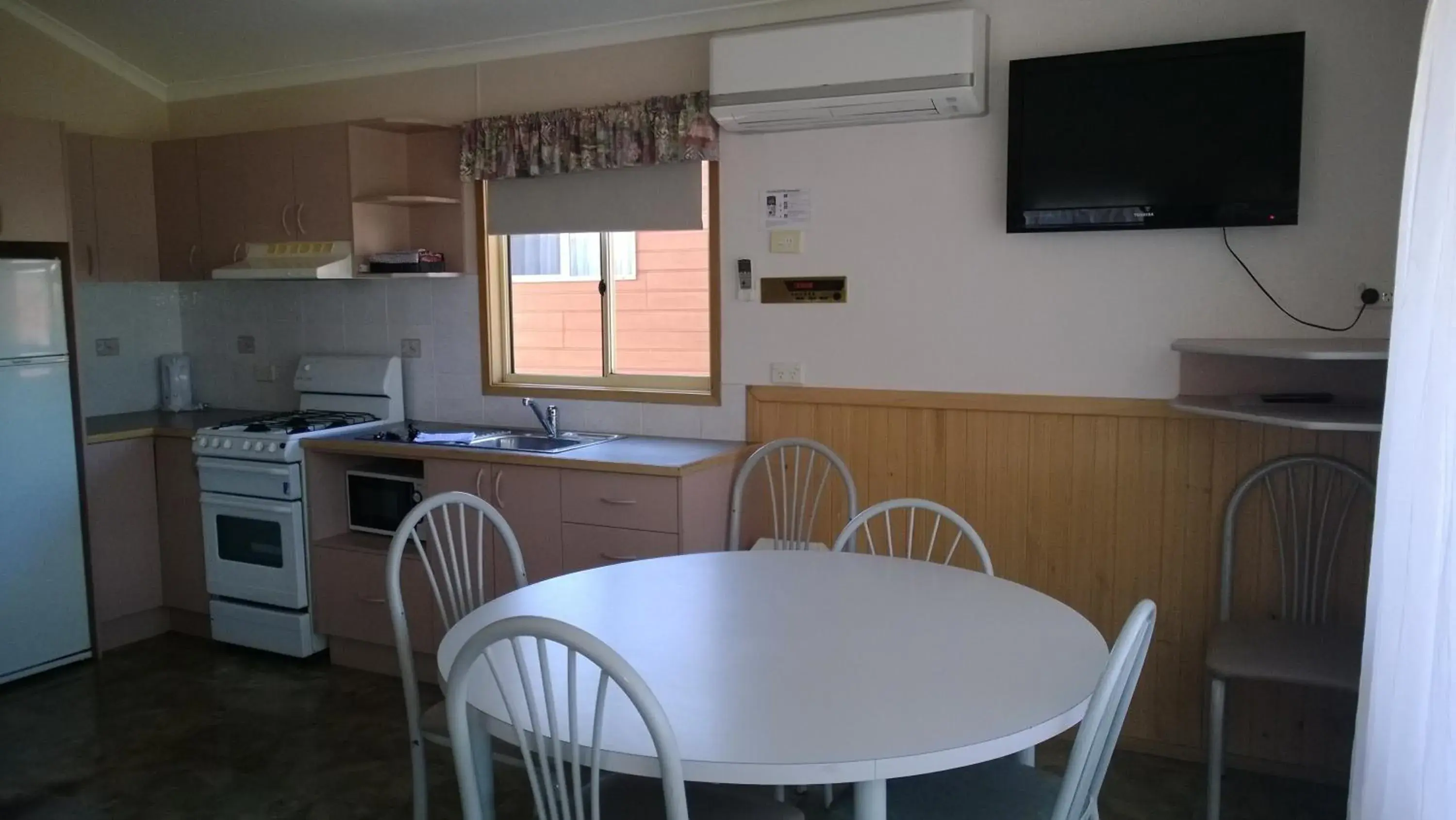 Seating area, Kitchen/Kitchenette in Canberra Carotel Motel