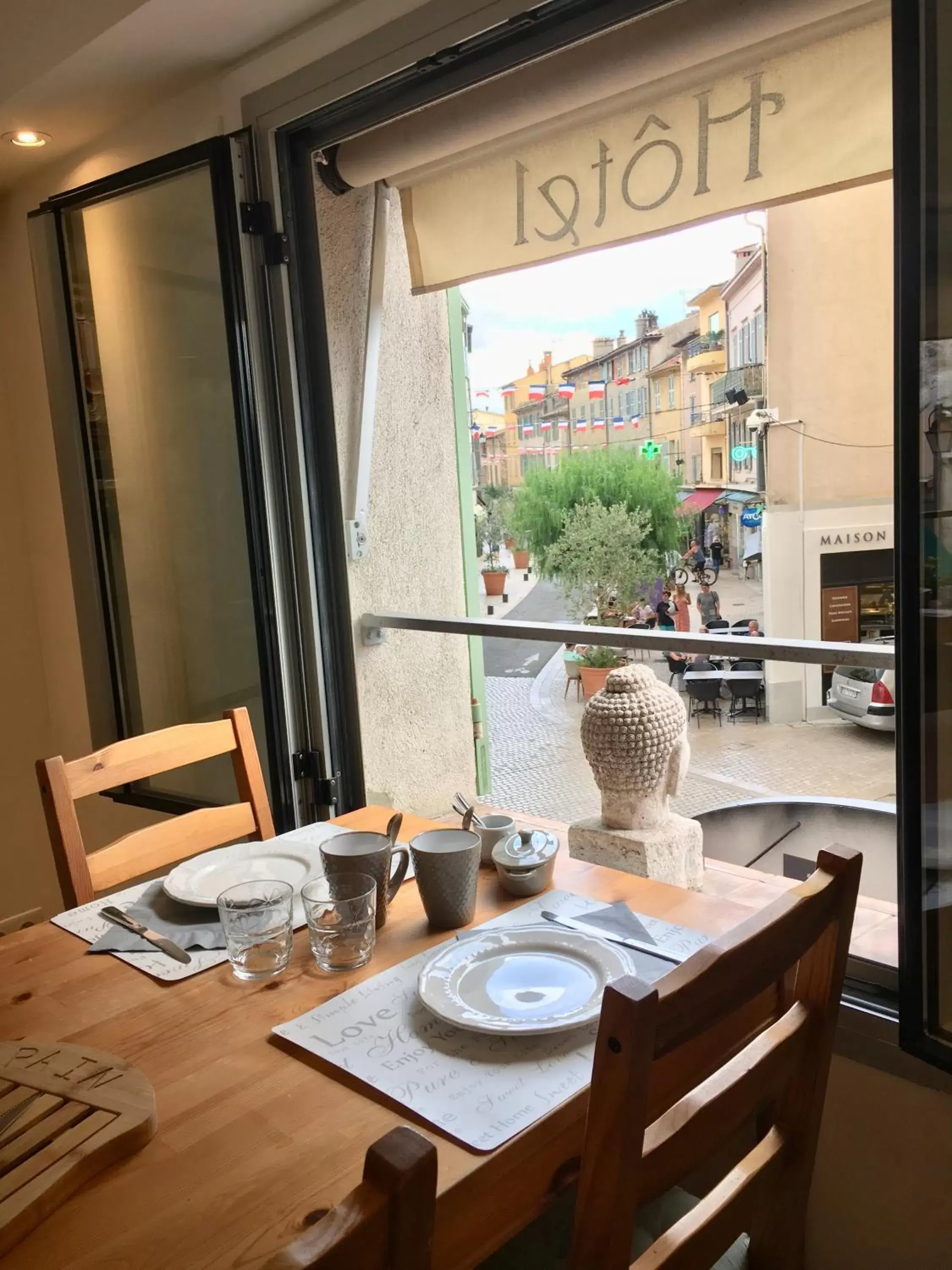 Restaurant/places to eat, Dining Area in La Victoire Boutique Hotel