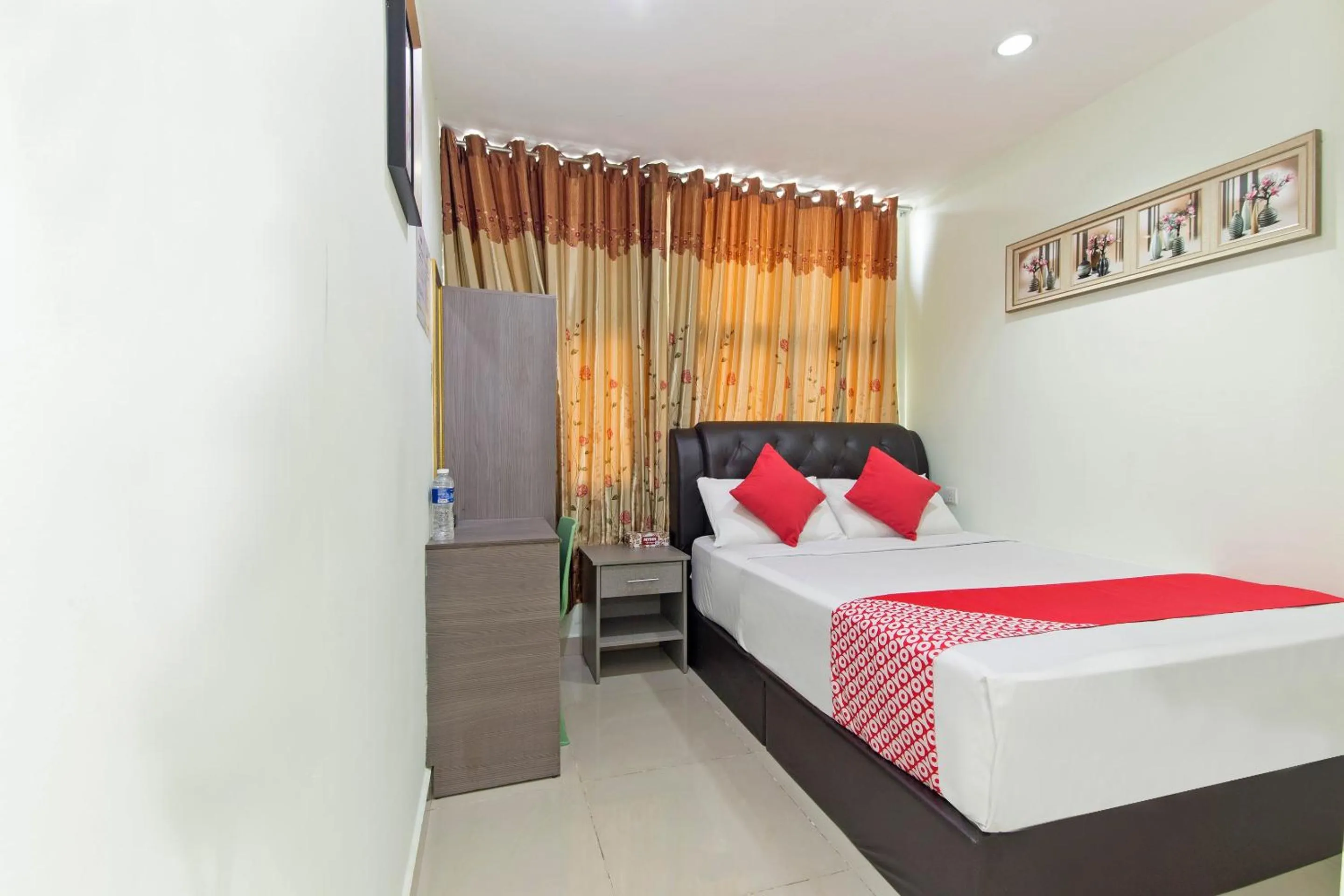 Bedroom, Bed in OYO 444 KL Empire Hotel