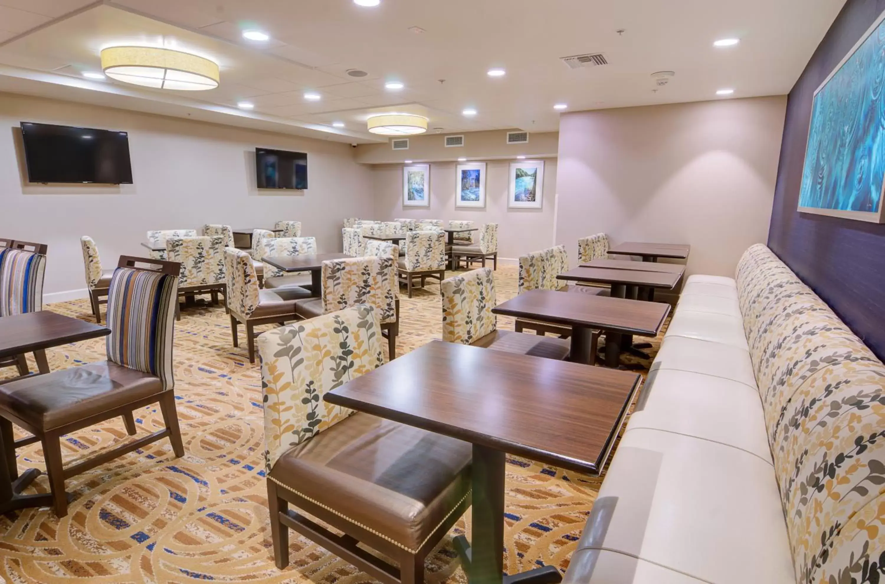 Breakfast, Restaurant/Places to Eat in Holiday Inn Gainesville-University Center, an IHG Hotel