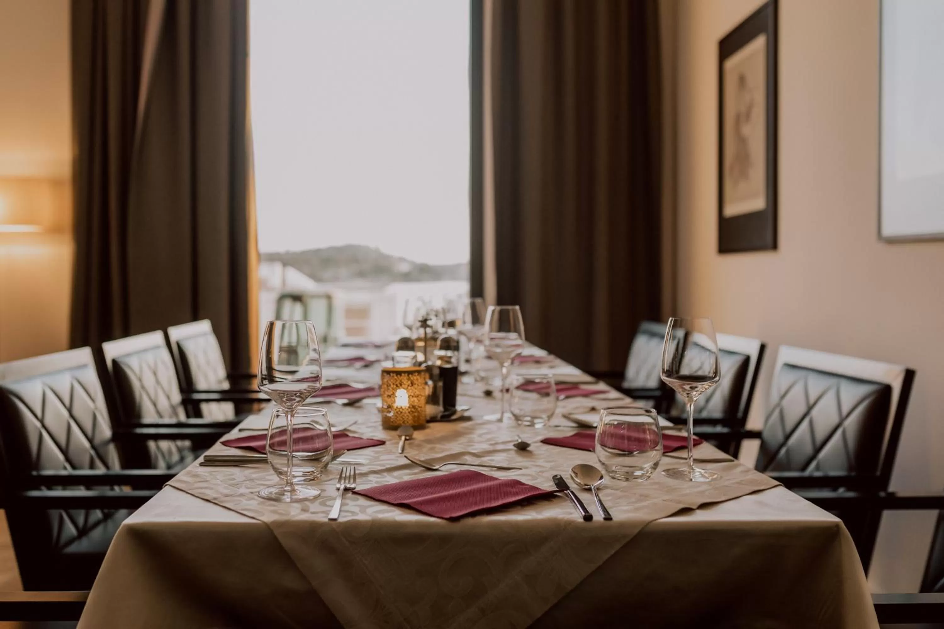 Restaurant/places to eat in Bellevue Superior City Hotel