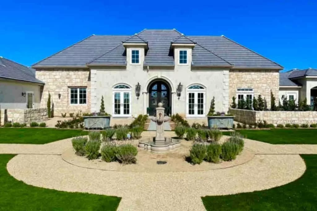 Property building in Domaine Chardonnay