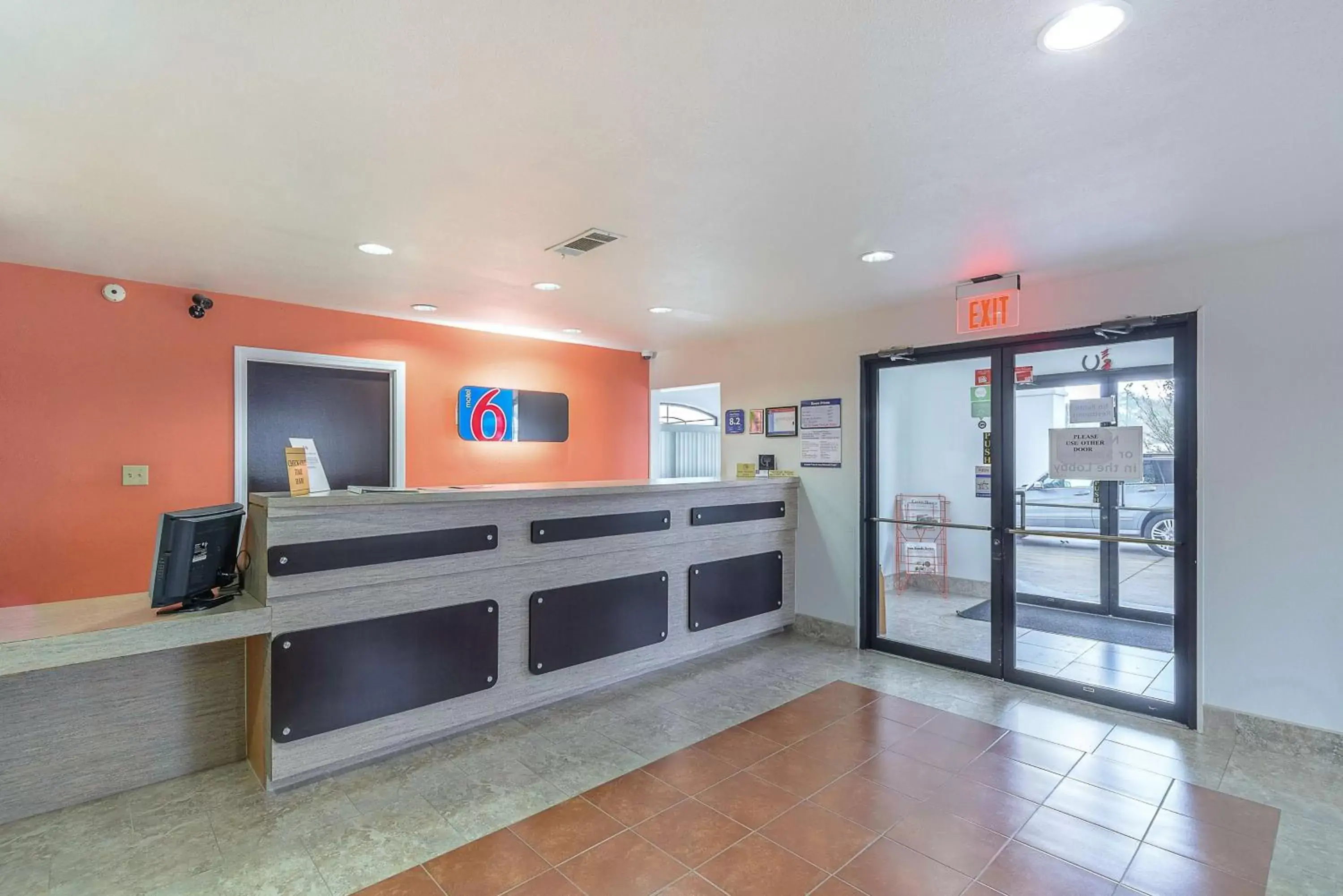 Facade/entrance, Lobby/Reception in Motel 6-Canton, TX