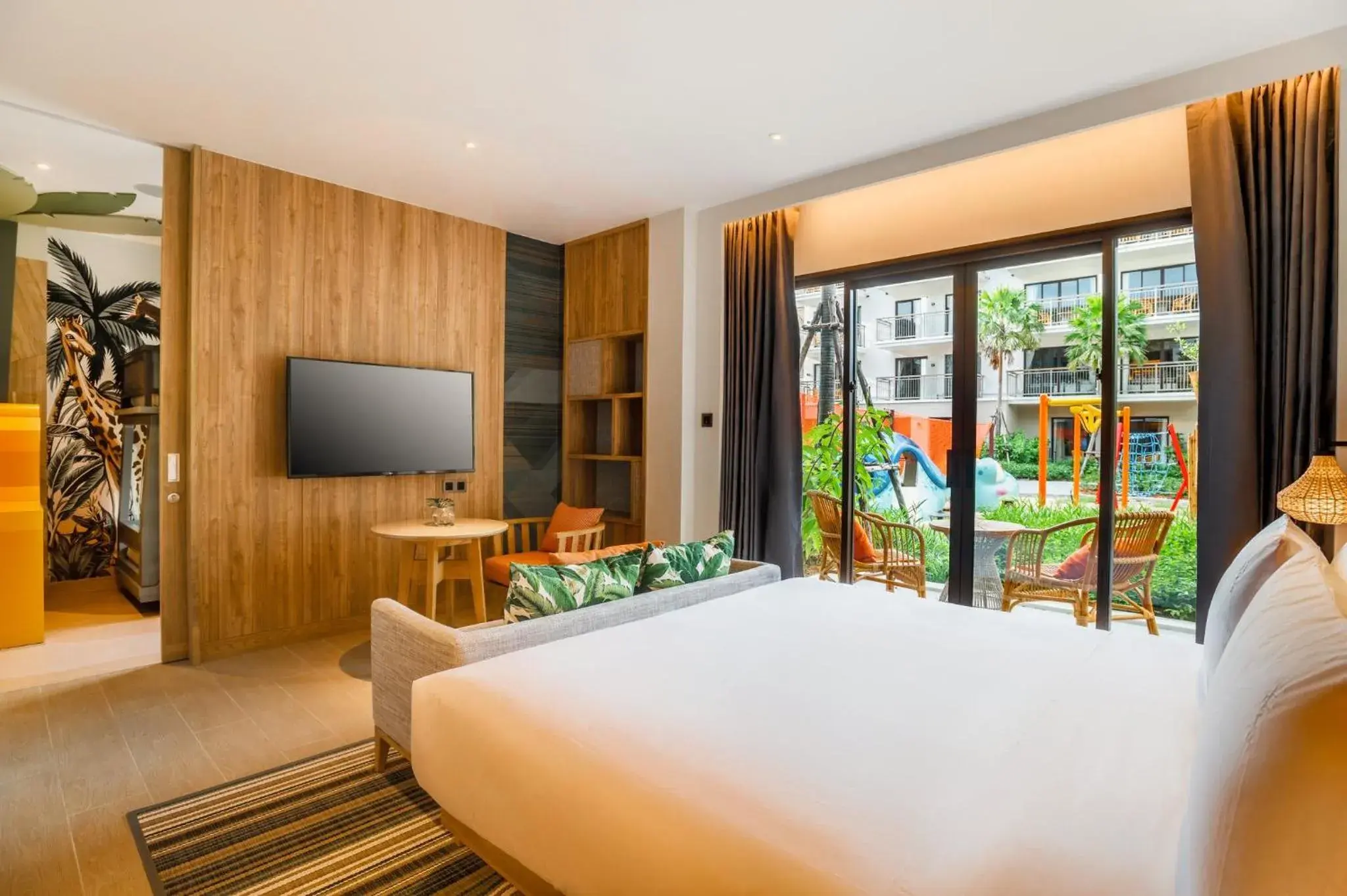 Bedroom, TV/Entertainment Center in Holiday Inn Resort Samui Bophut Beach, an IHG Hotel