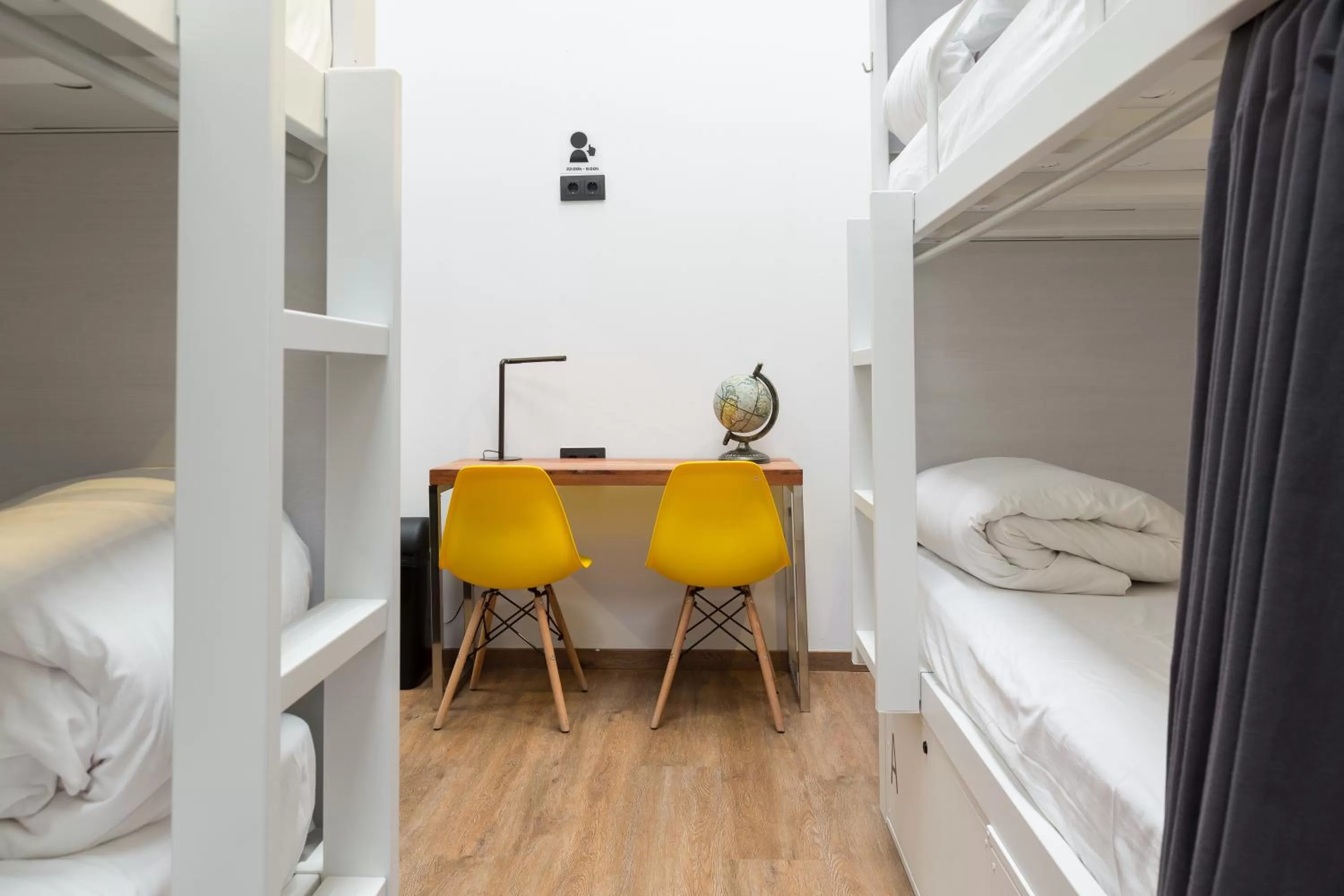 Bedroom, Bed in Airhostel Barcelona Airport 24h