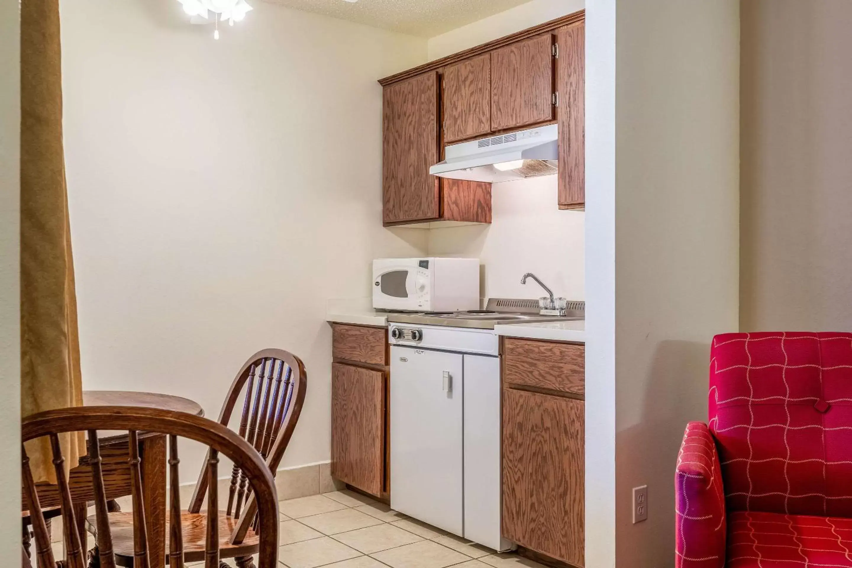 Photo of the whole room, Kitchen/Kitchenette in Quality Inn Keystone