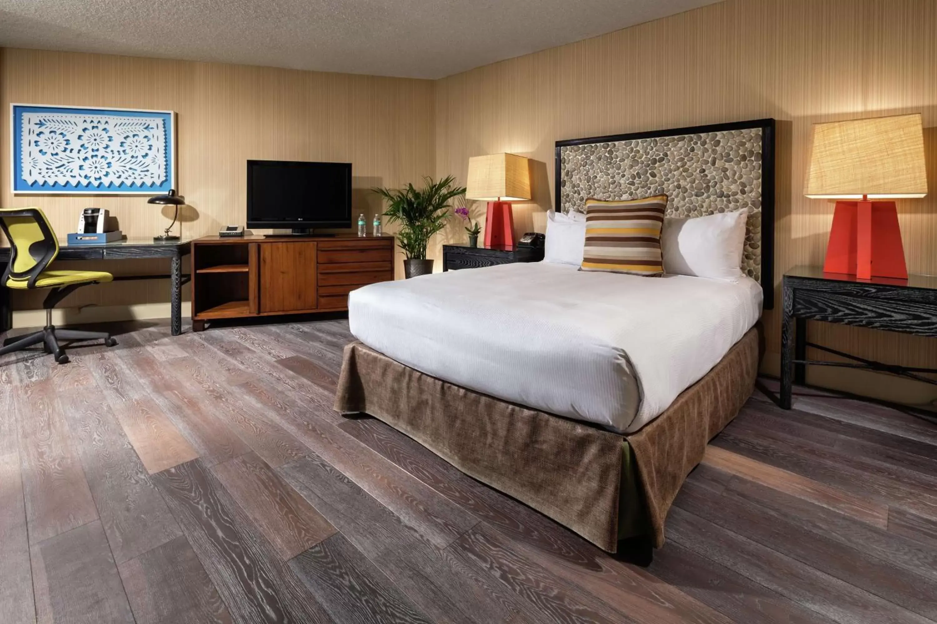 Bedroom in Hotel Maya - a DoubleTree by Hilton Hotel