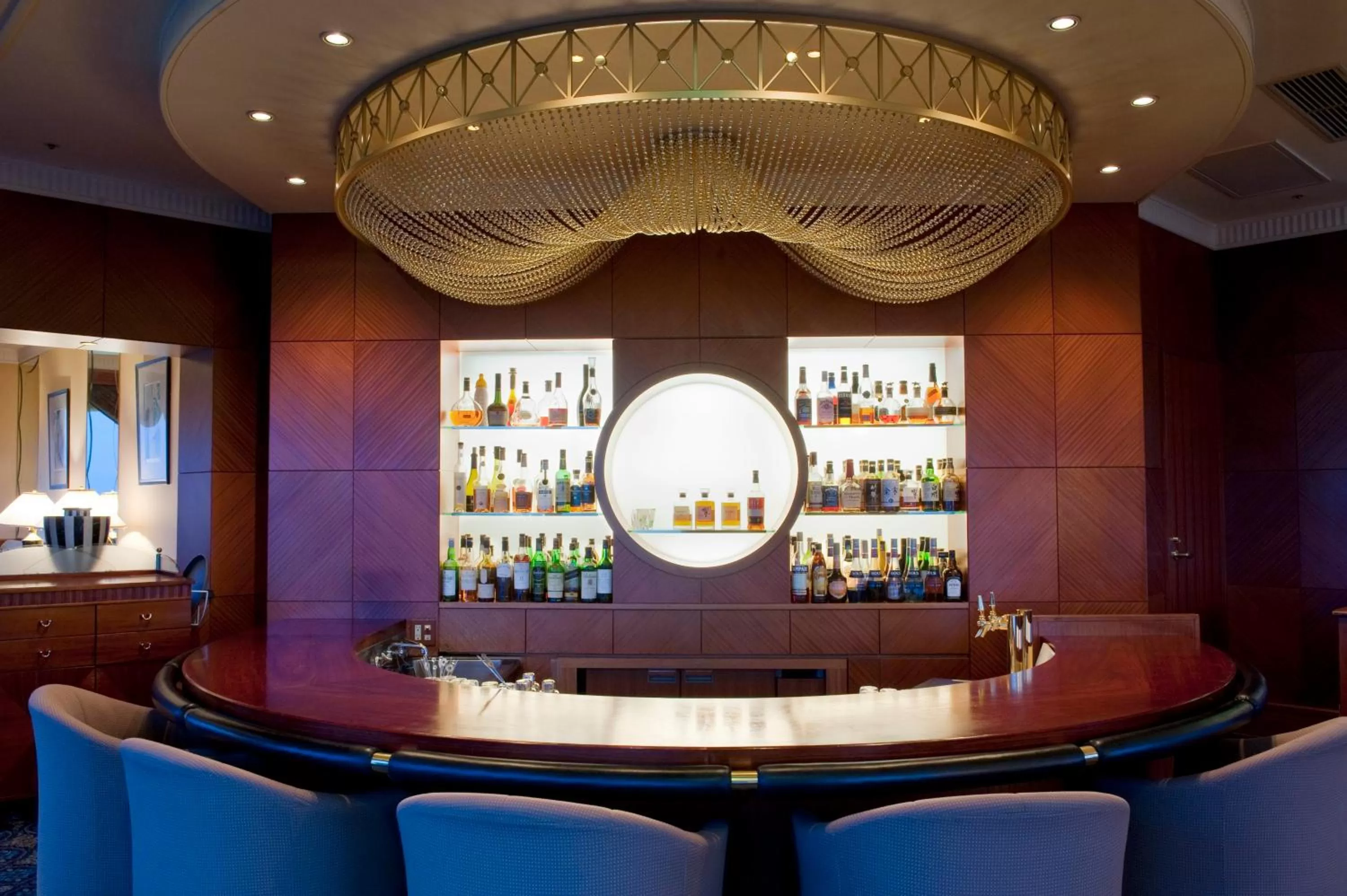 Lounge or bar in ANA Crowne Plaza Toyama by IHG