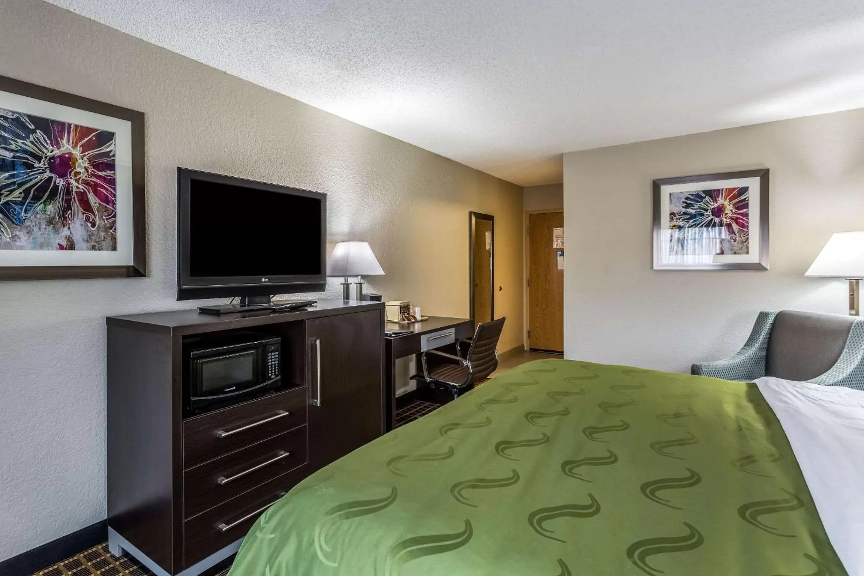 Photo of the whole room, Bed in Quality Inn & Suites El Paso I-10