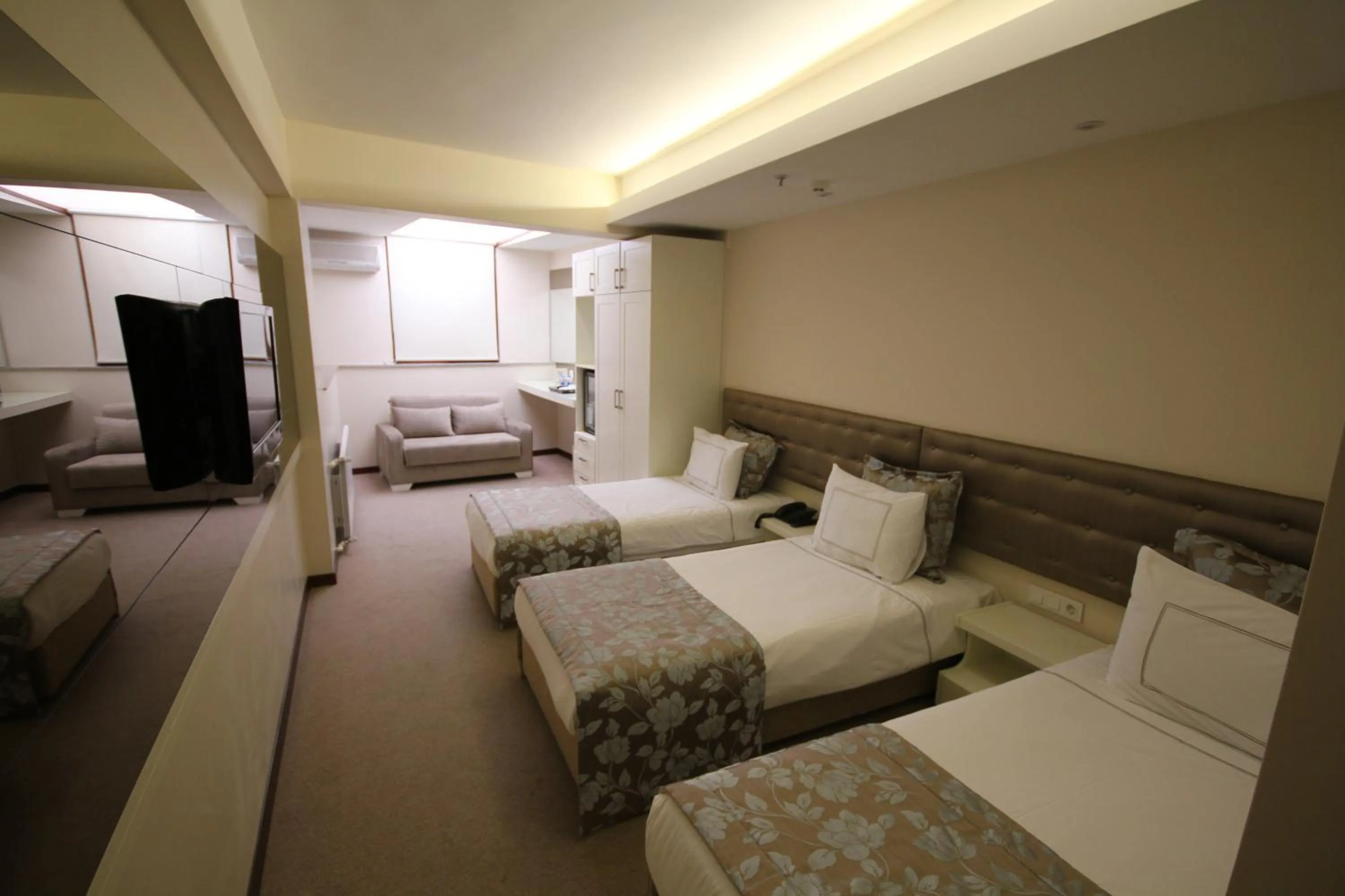 Photo of the whole room, Bed in Grand Washington Hotel