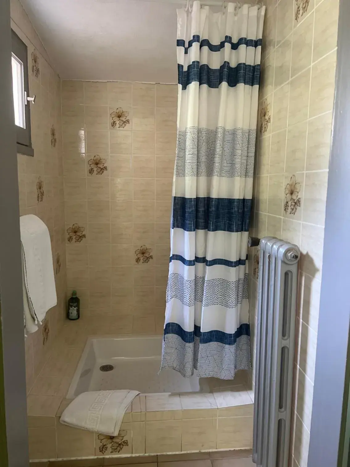 Shower, Bathroom in Le Ponteil