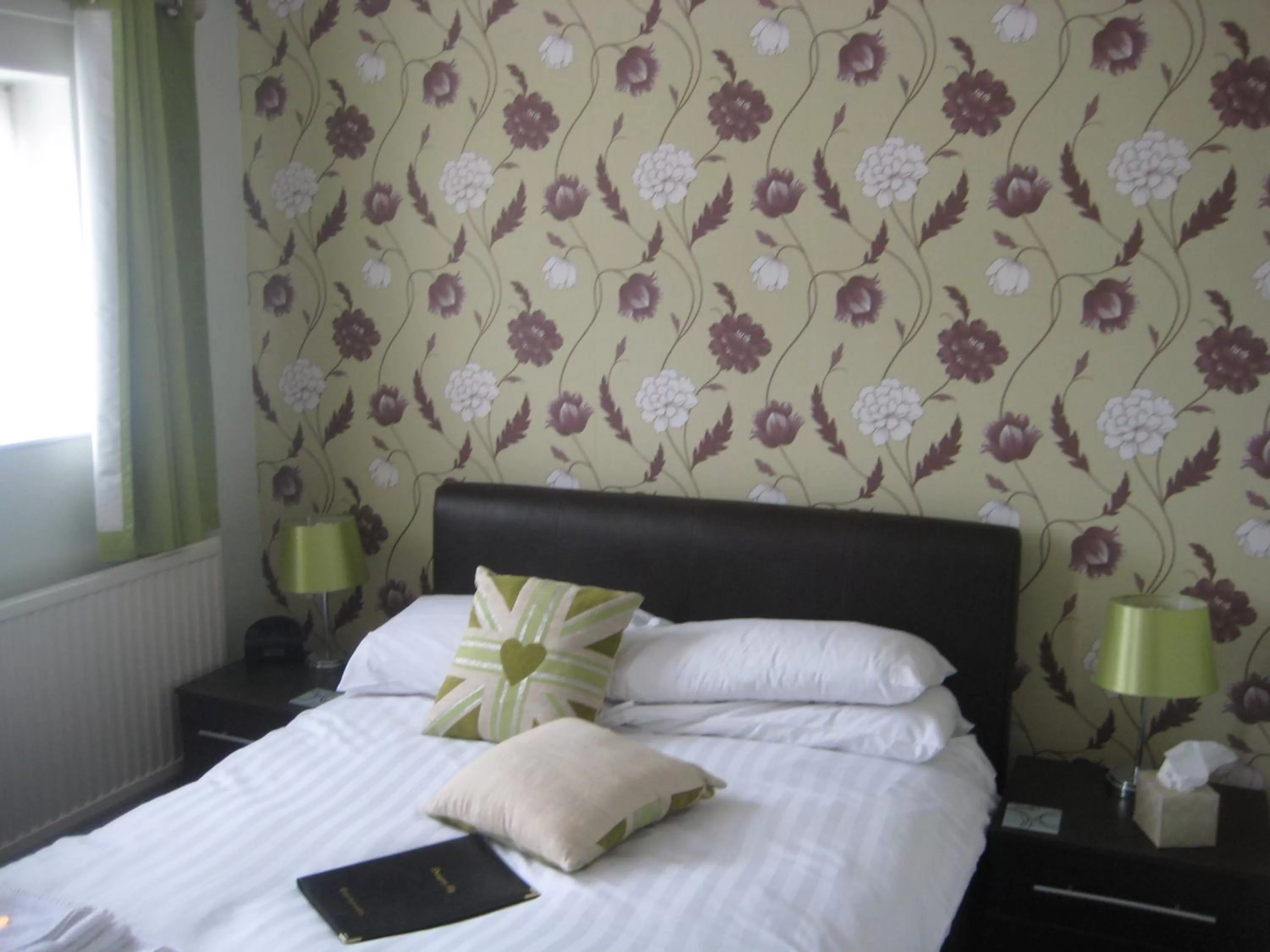 Bedroom, Bed in The Dragonfly