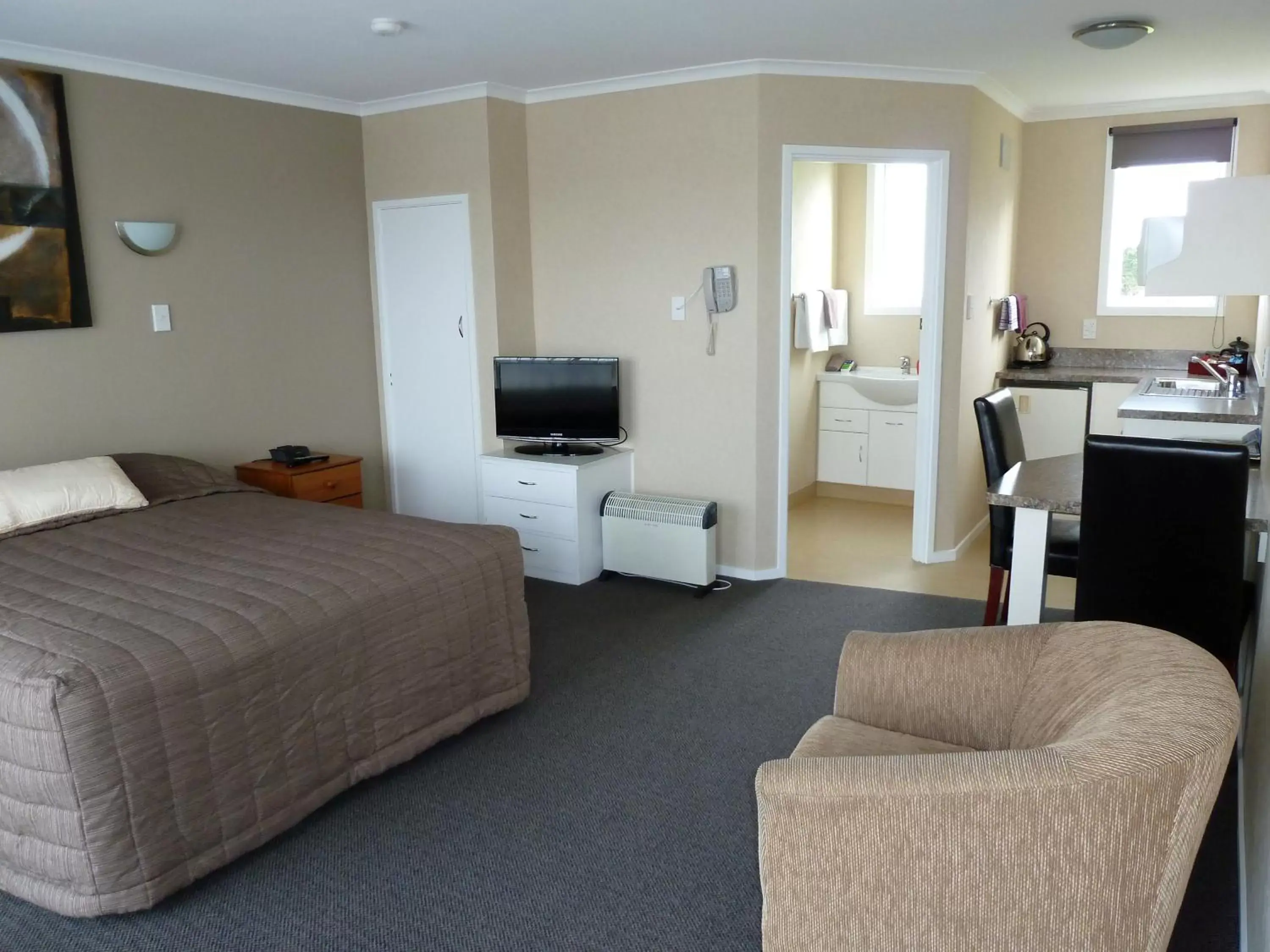 Photo of the whole room, Bed in Monarch Motel Photo of the whole room, Bed in Monarch Motel