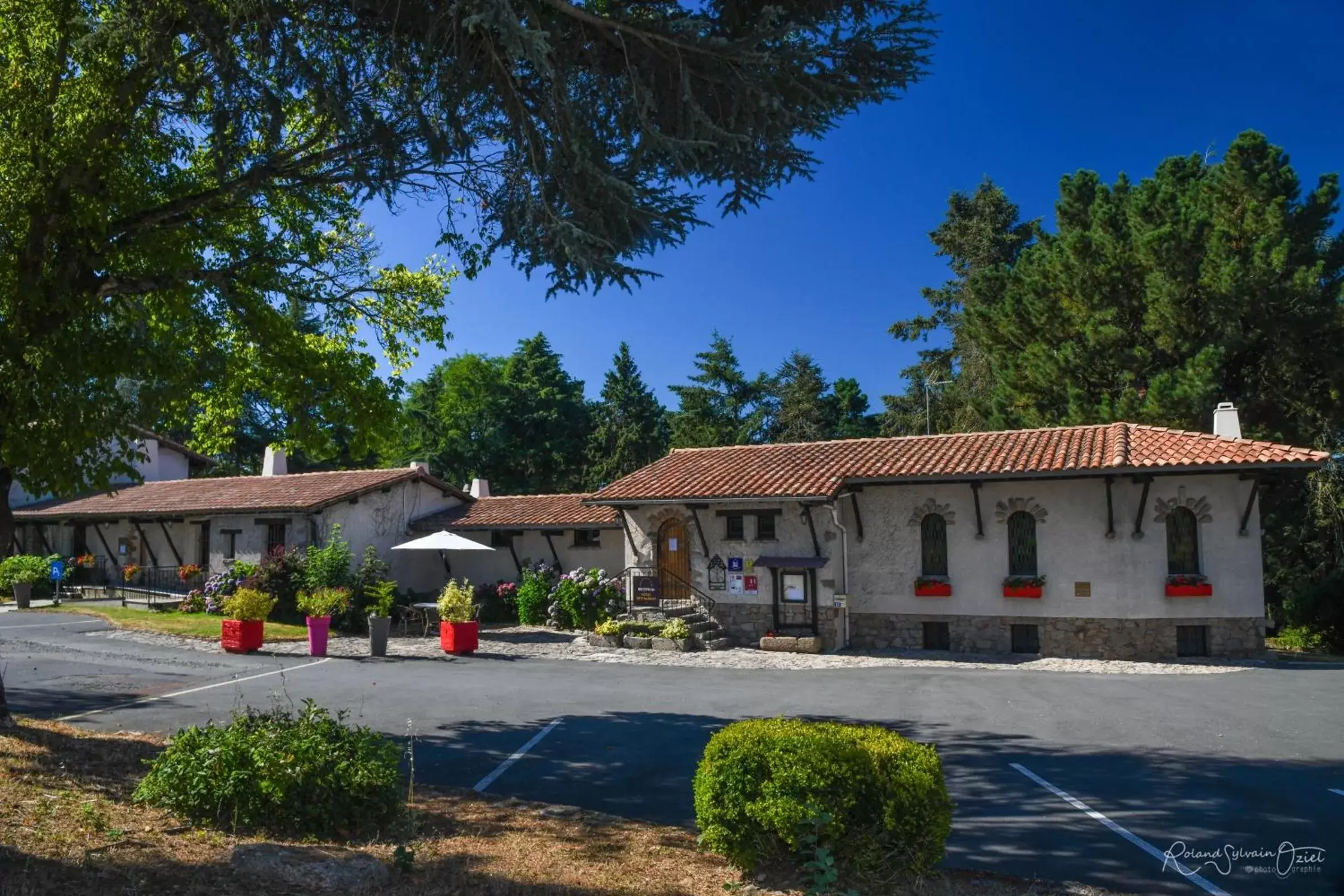 Facade/entrance, Property Building in La Chaumière