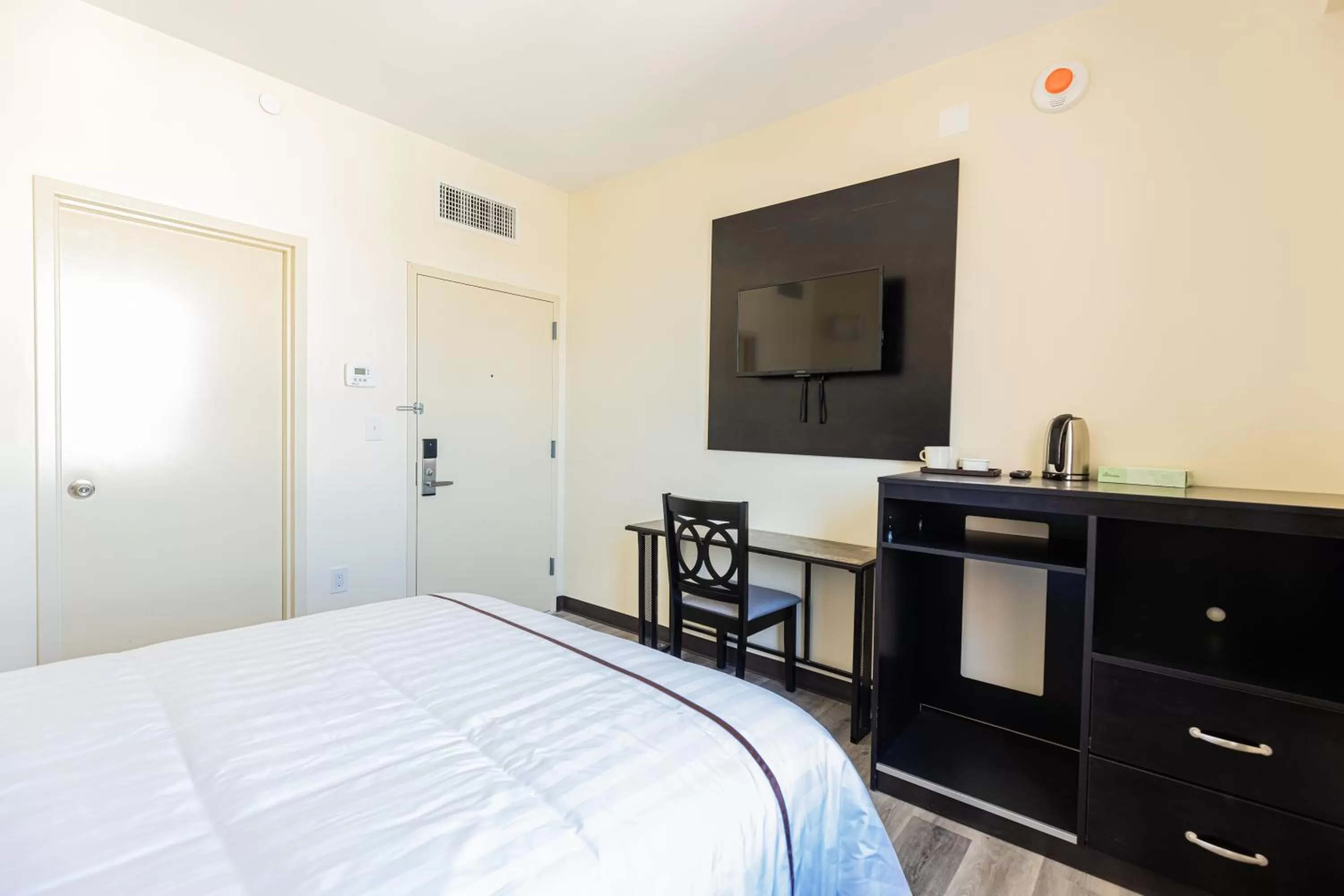 Bed in Astoria Inn LaGuardia Hotel