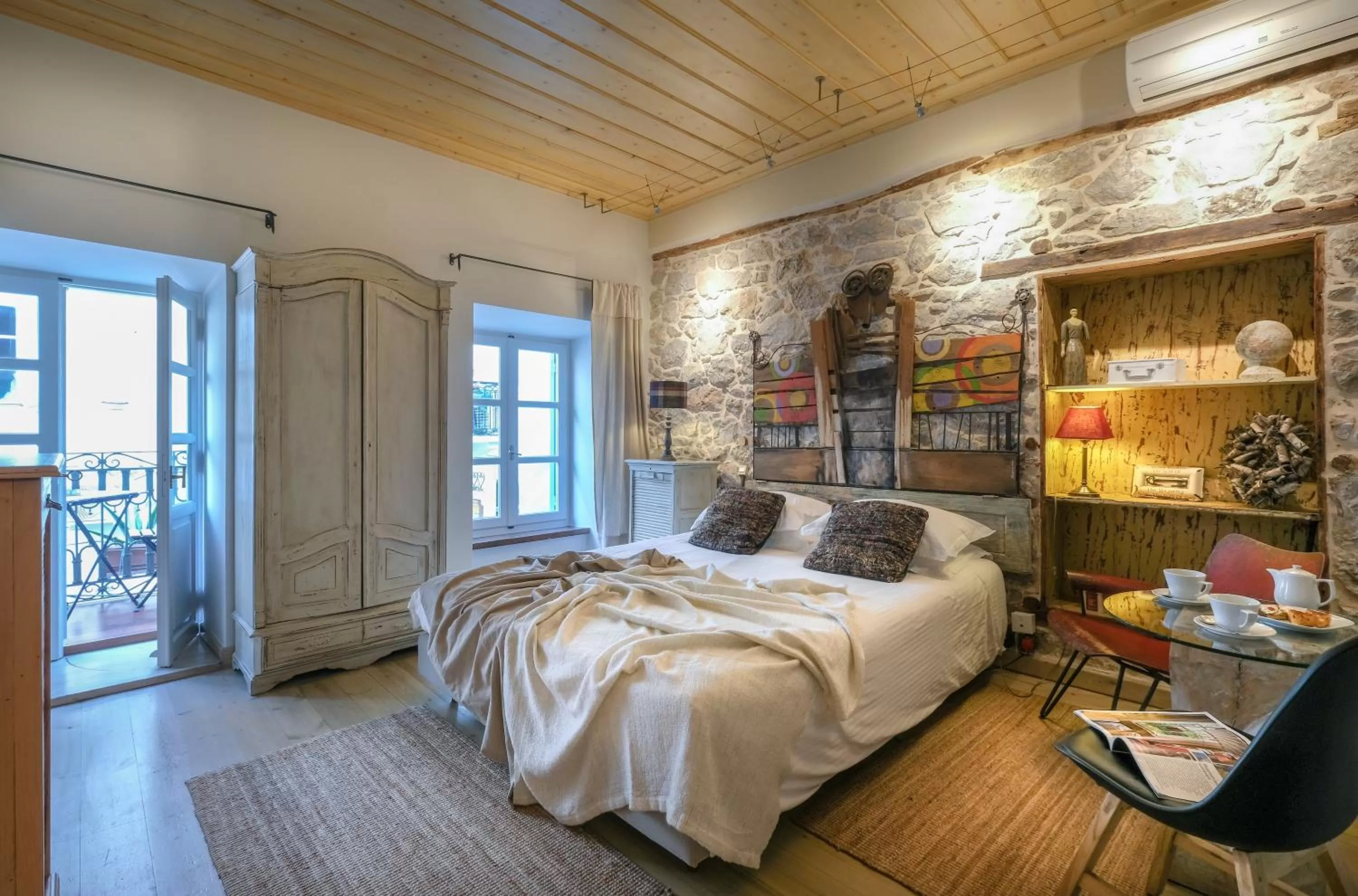 Photo of the whole room, Bed in Amymone and Adiandi