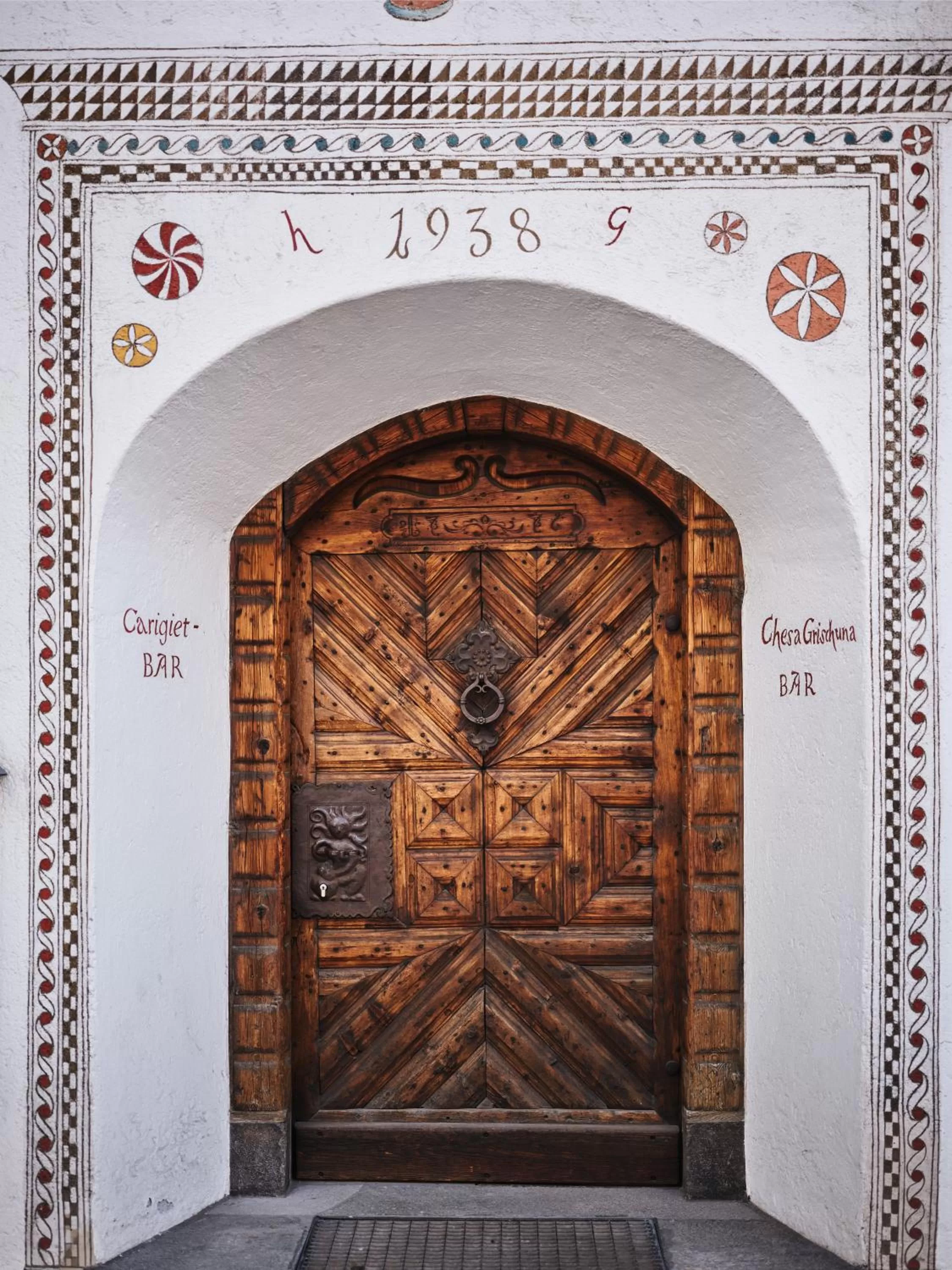 Facade/entrance in Hotel Chesa Grischuna