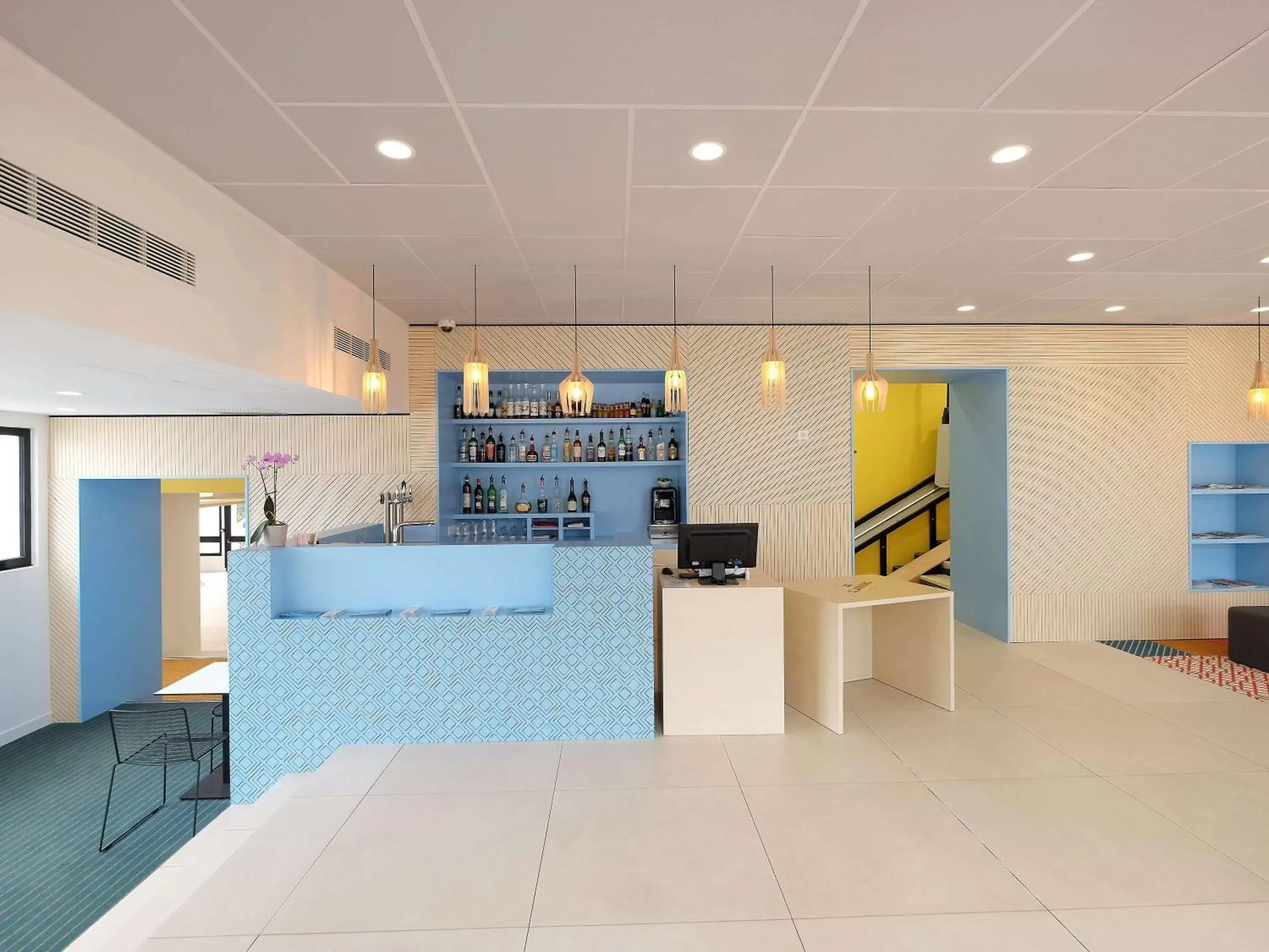 Lounge or bar, Lobby/Reception in Hôtel ibis Styles Auxerre Nord