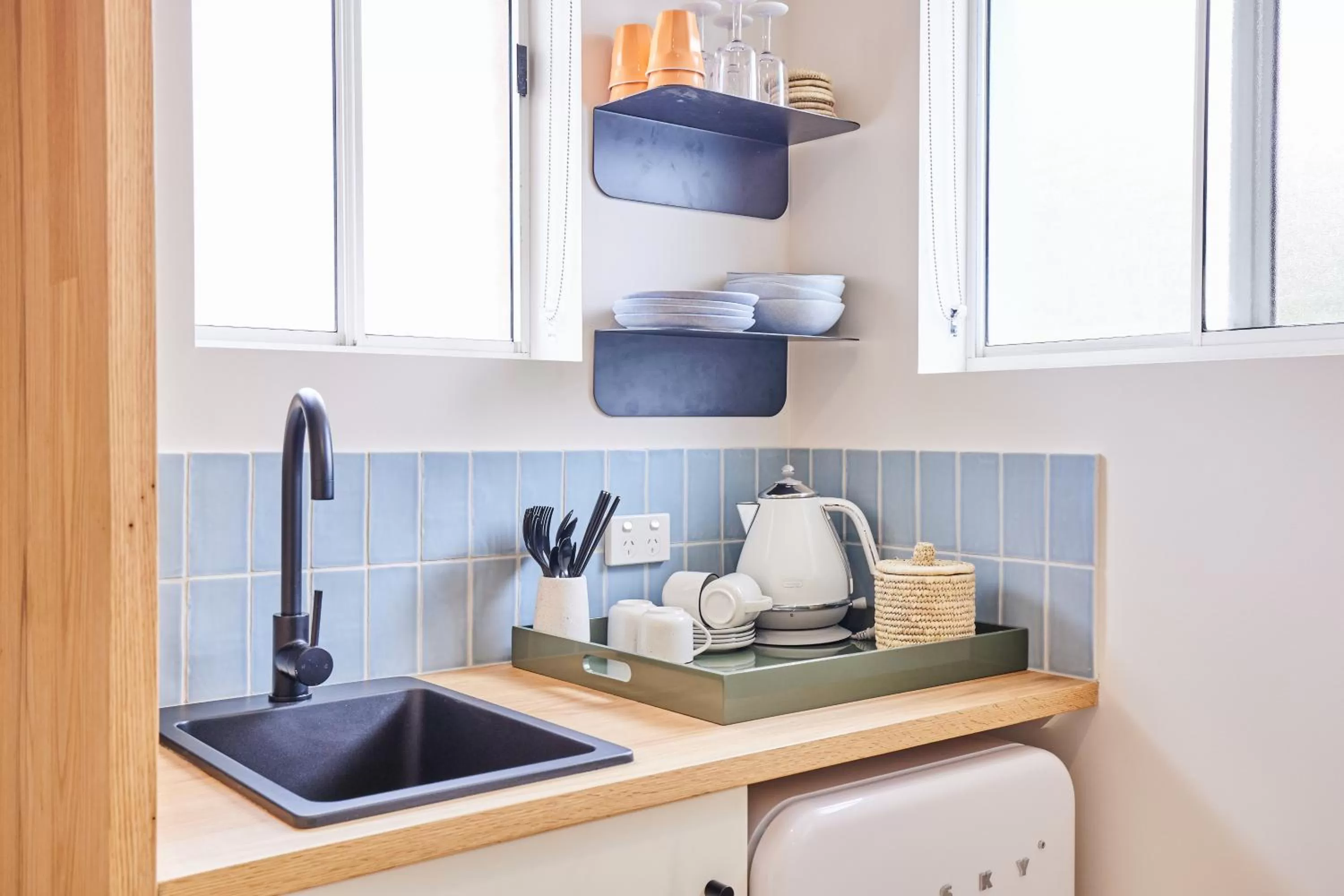 oven in The Blue Water Motel