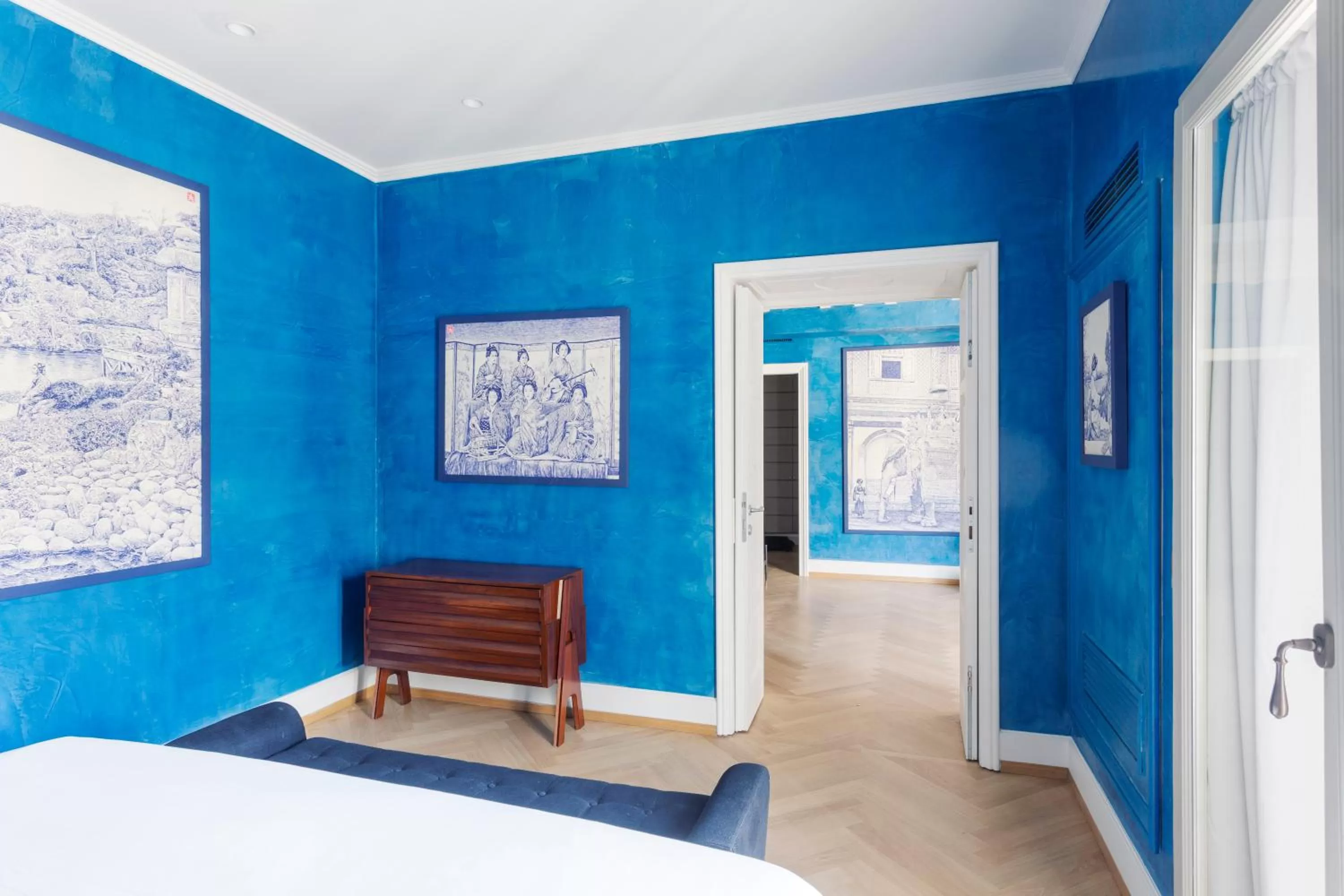 Decorative detail, Bed in Galleria Vik Milano - Townhouse Galleria - Small Luxury Hotels of the World