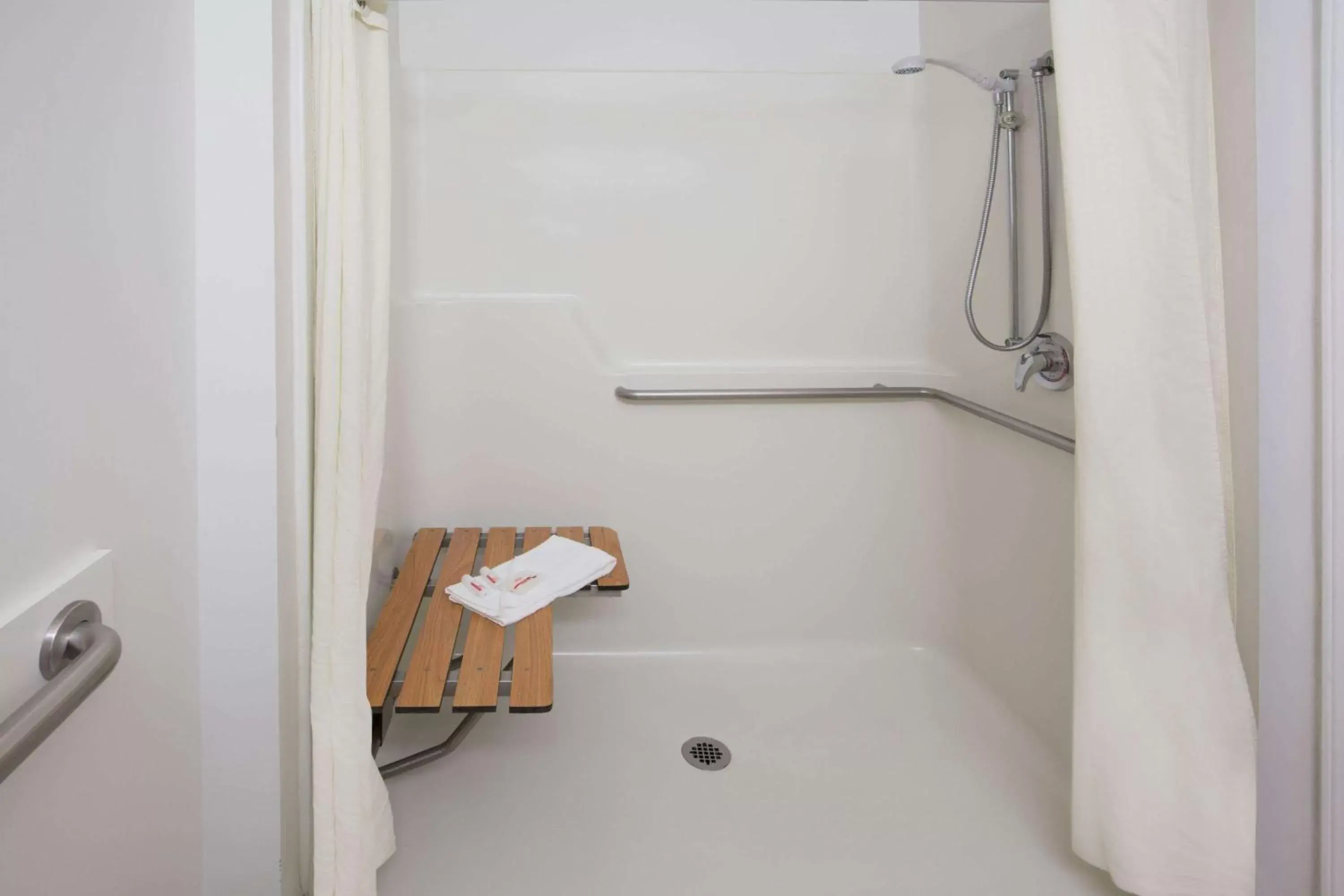 Shower, Bathroom in Super 8 by Wyndham Central Pt Medford