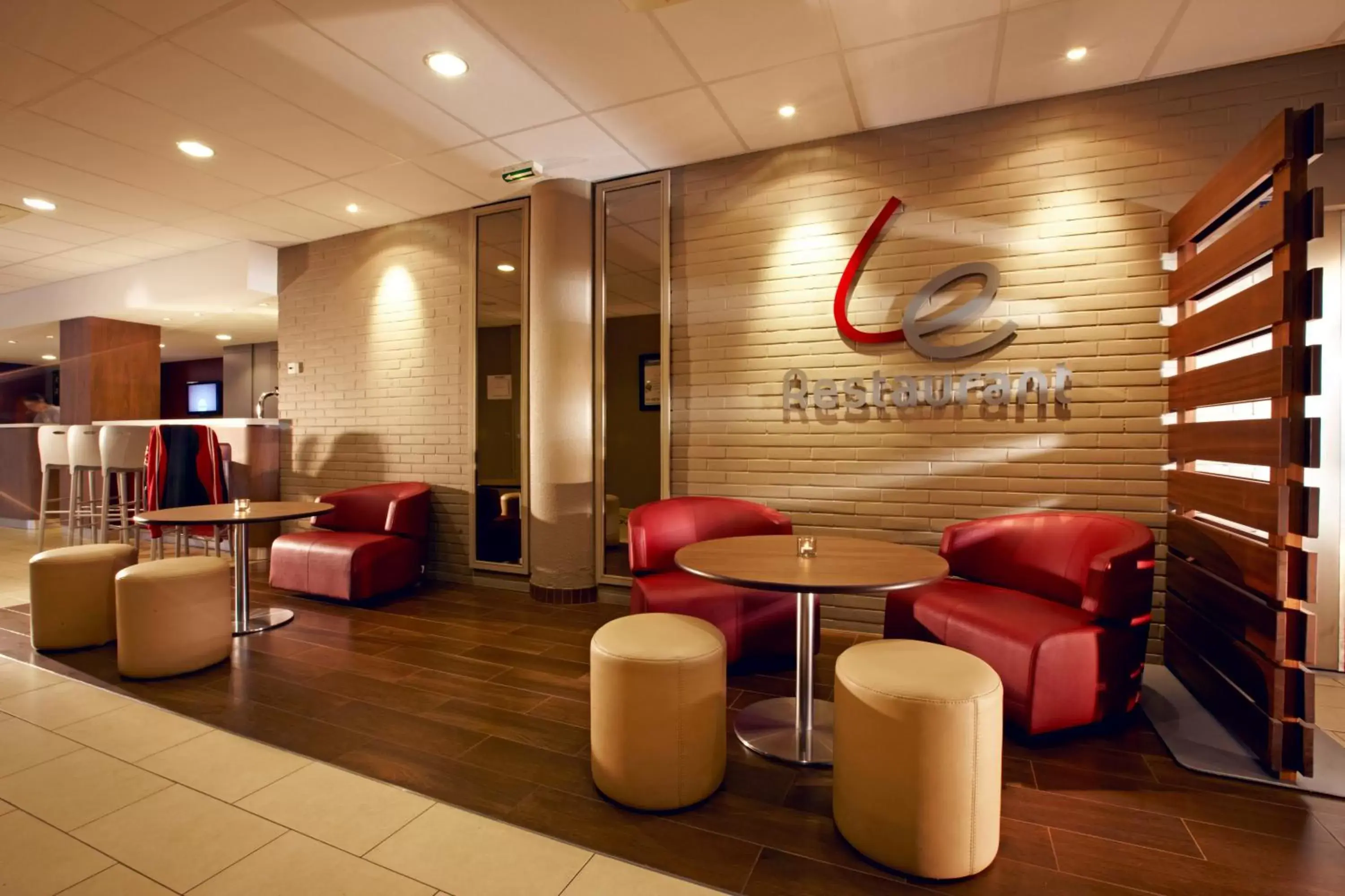 Lobby or reception, Lounge/Bar in Campanile Saint-Quentin-En-Yvelines