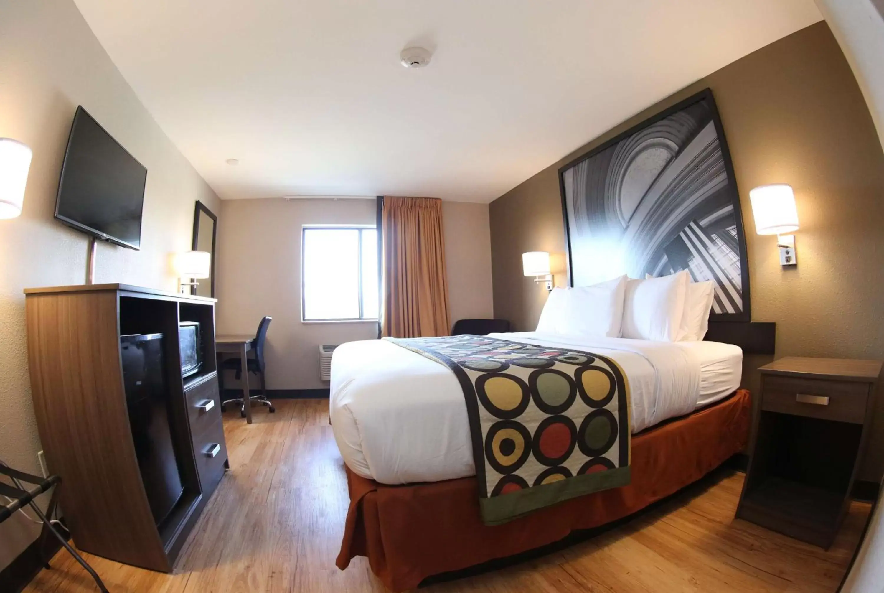 Photo of the whole room, Bed in Super 8 by Wyndham Portsmouth