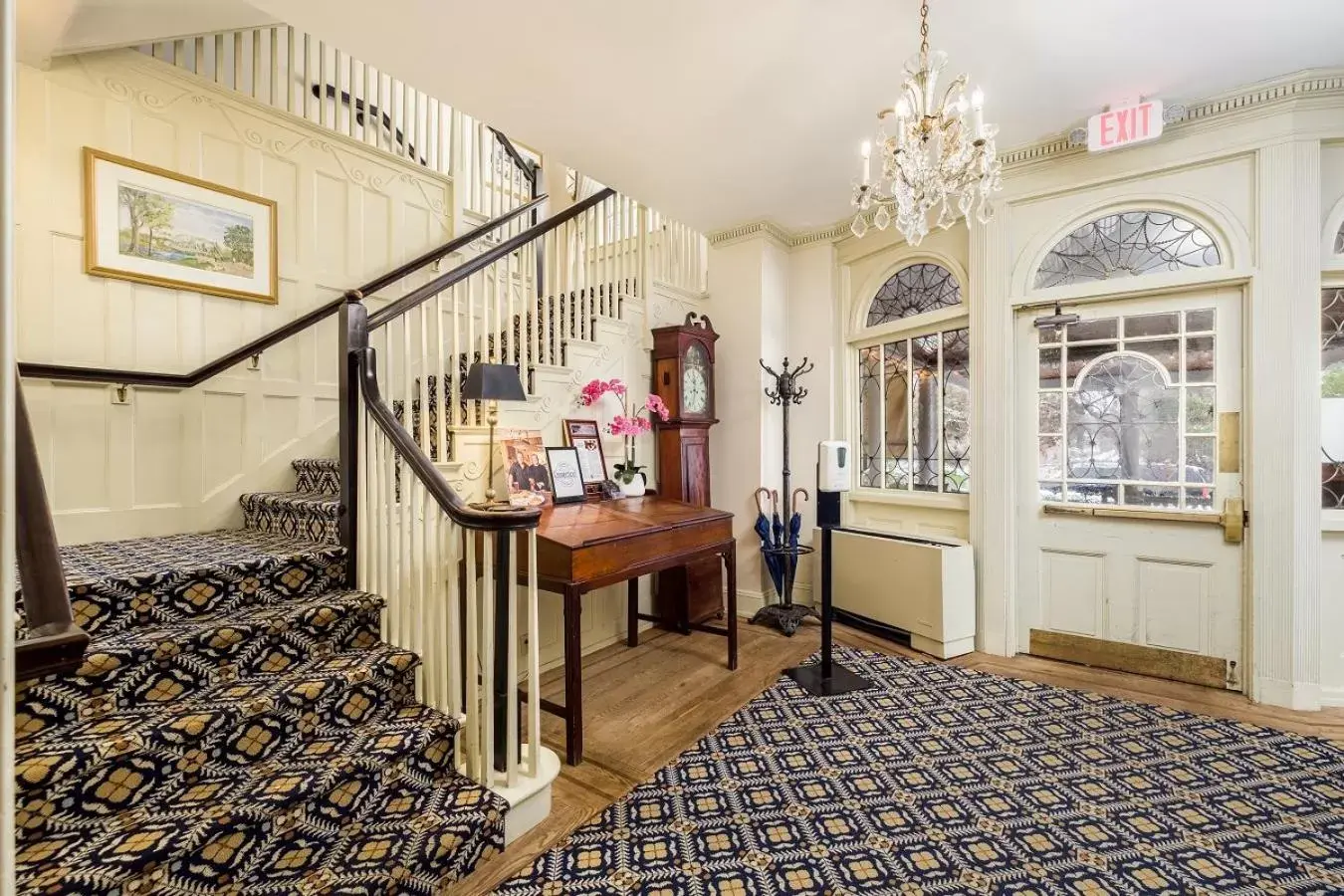 Lobby or reception in Simsbury 1820 House