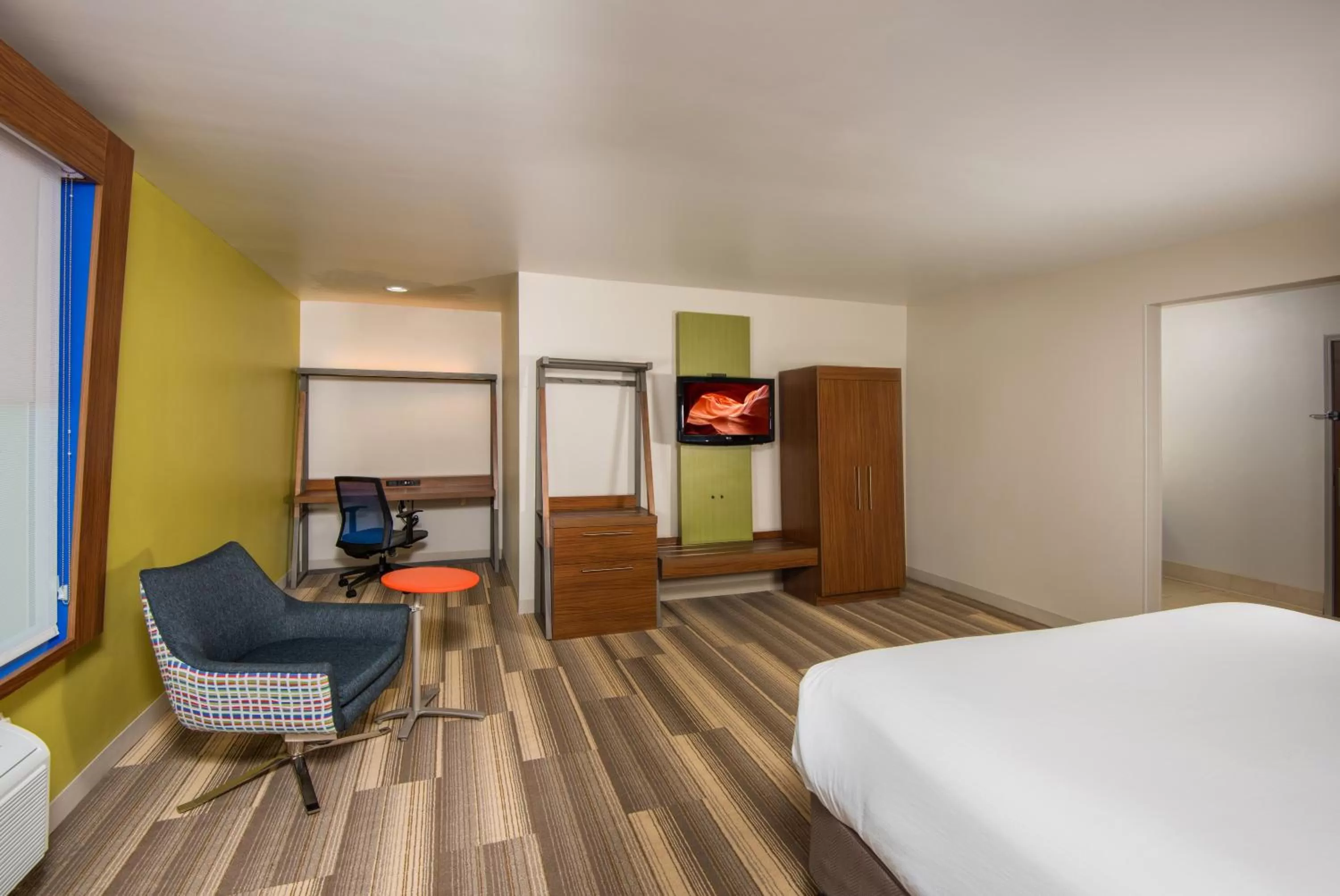 Photo of the whole room, Bed in Holiday Inn Express Peoria North - Glendale by IHG