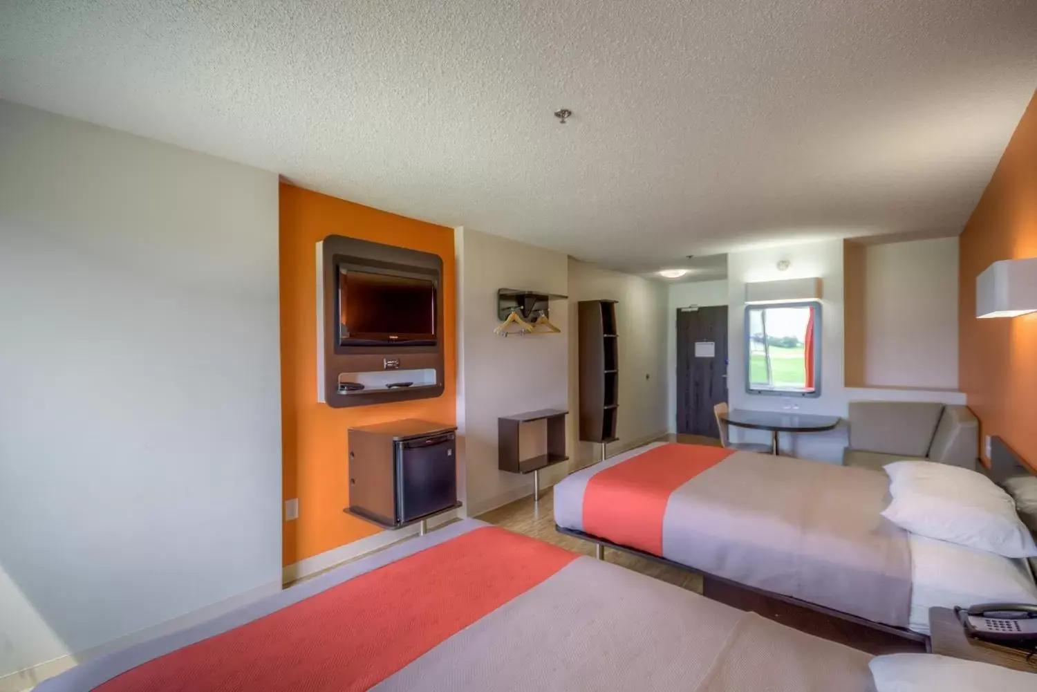 Day, TV/Entertainment Center in Motel 6-Headingley, MB - Winnipeg West