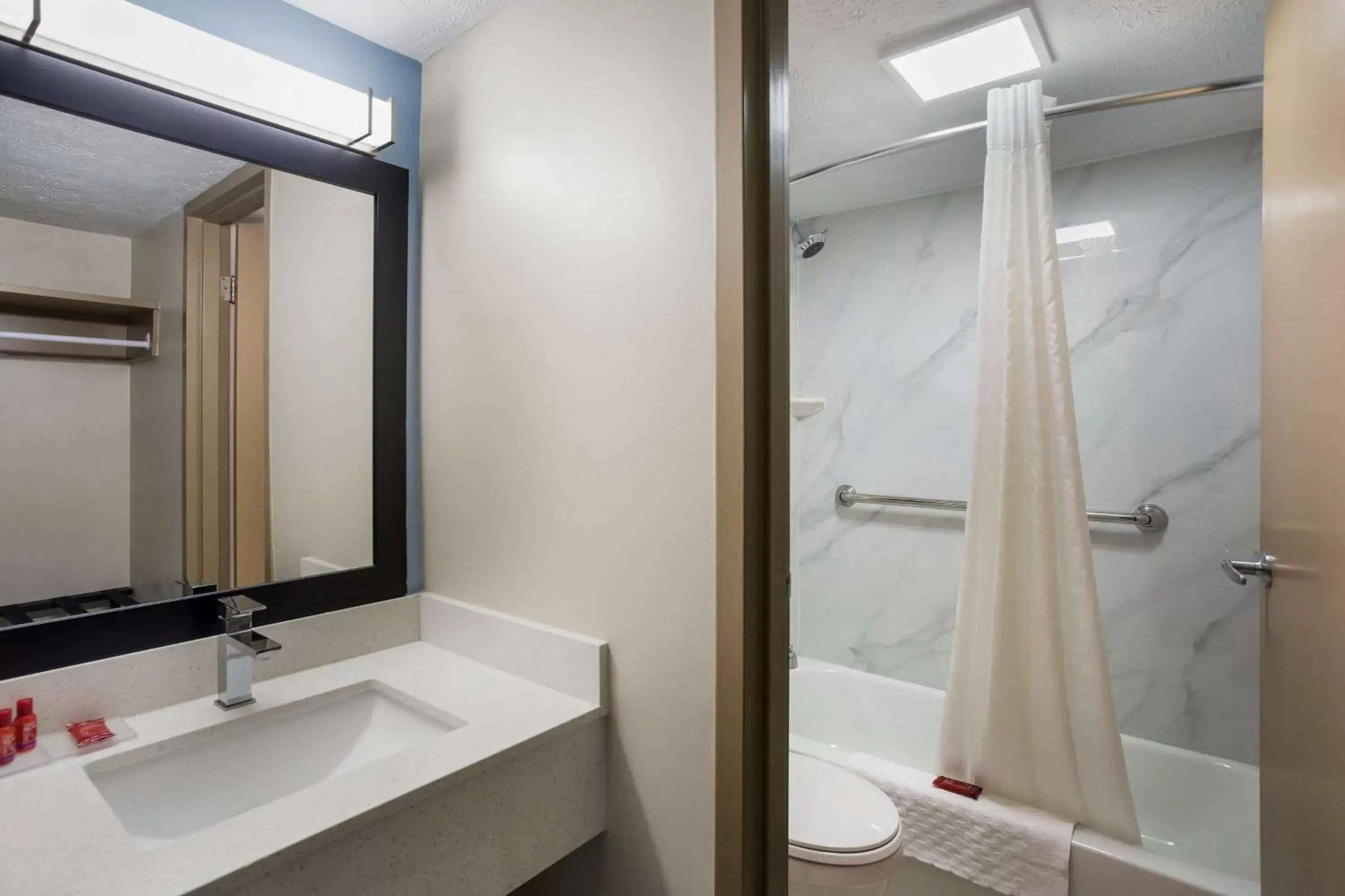 Shower, Bathroom in SureStay Hotel by Best Western Bardstown General Nelson