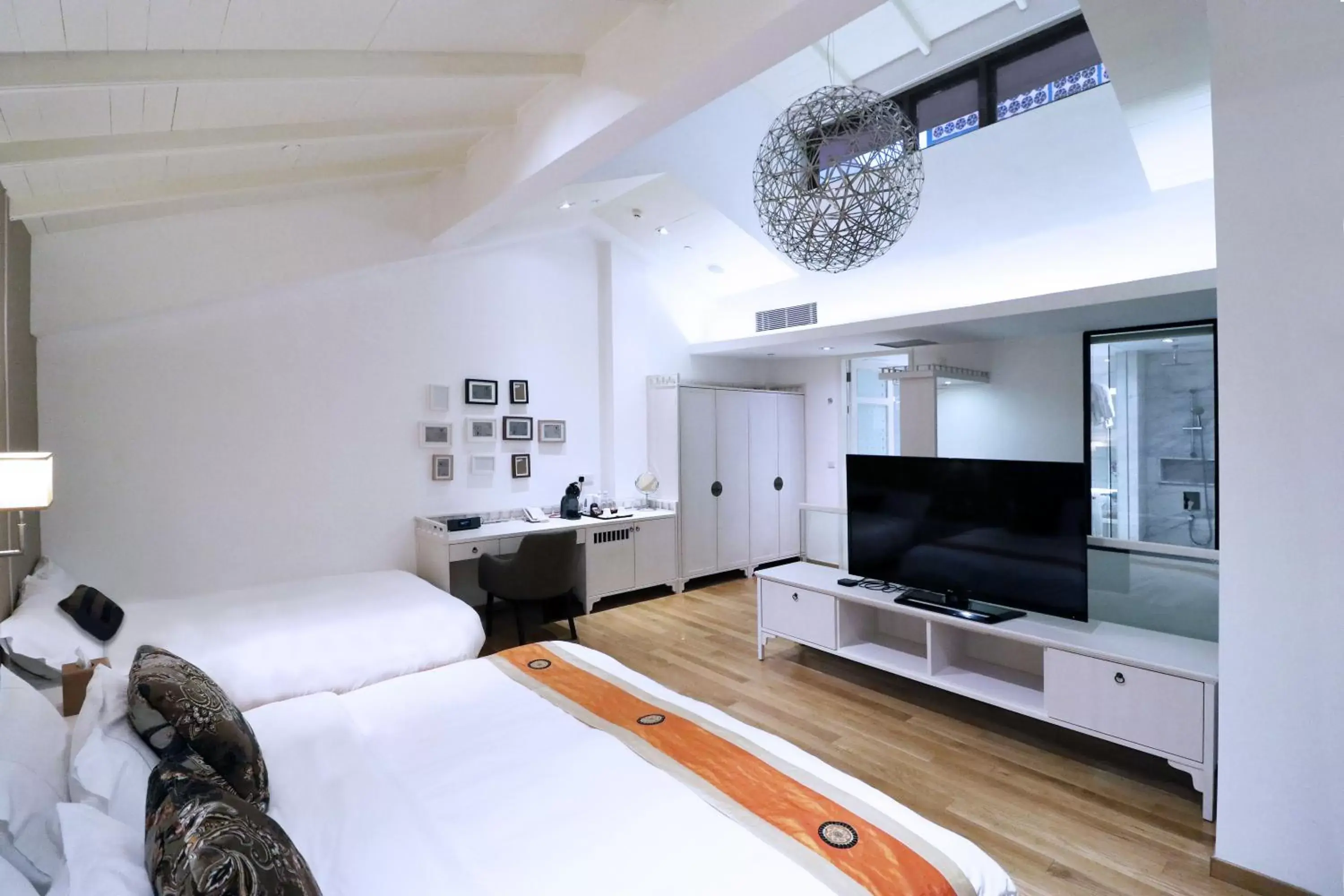 Bed, TV/Entertainment Center in Hotel NuVe Heritage