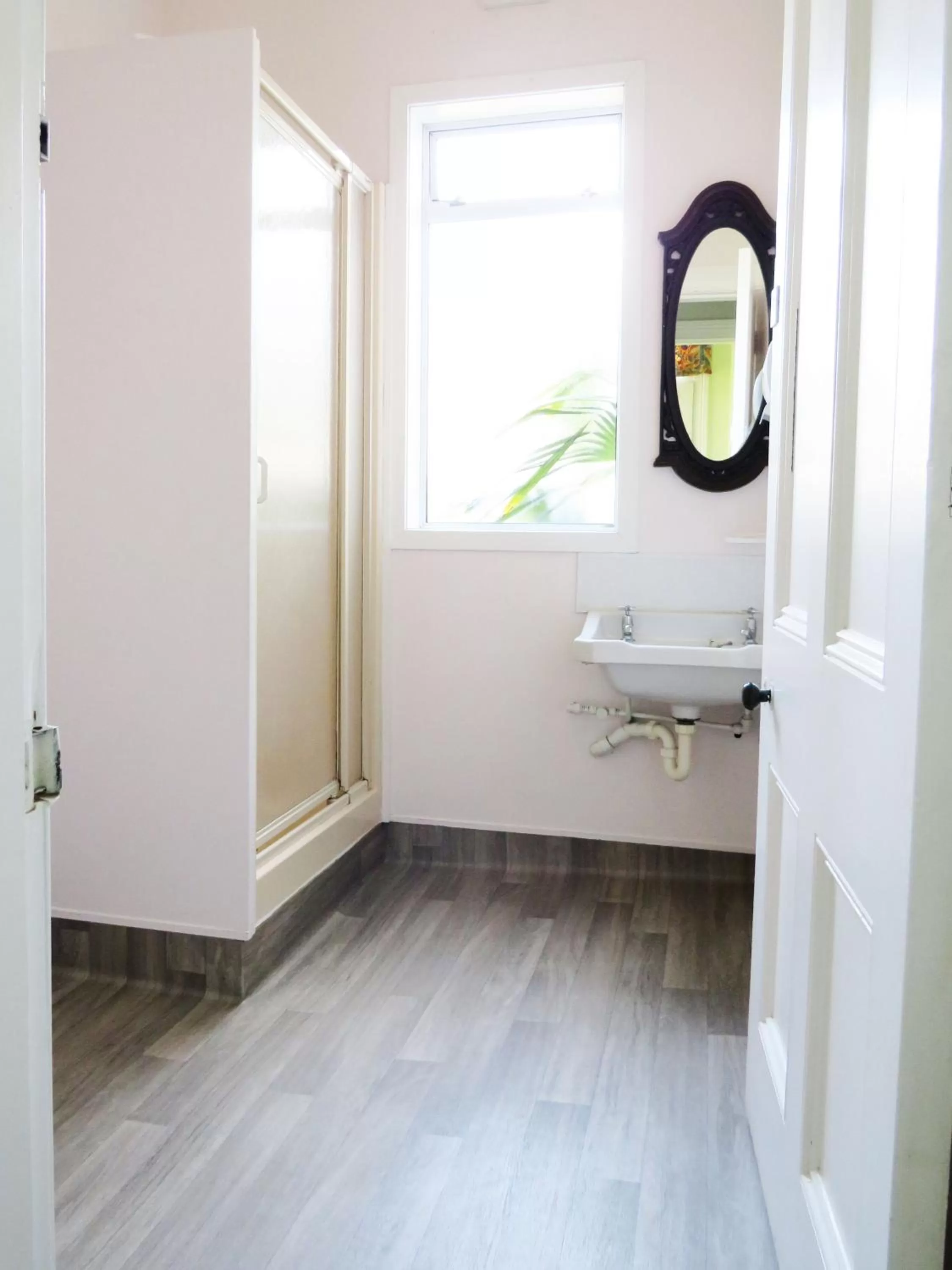 Bathroom in Braemar House B&B and YHA Hostel