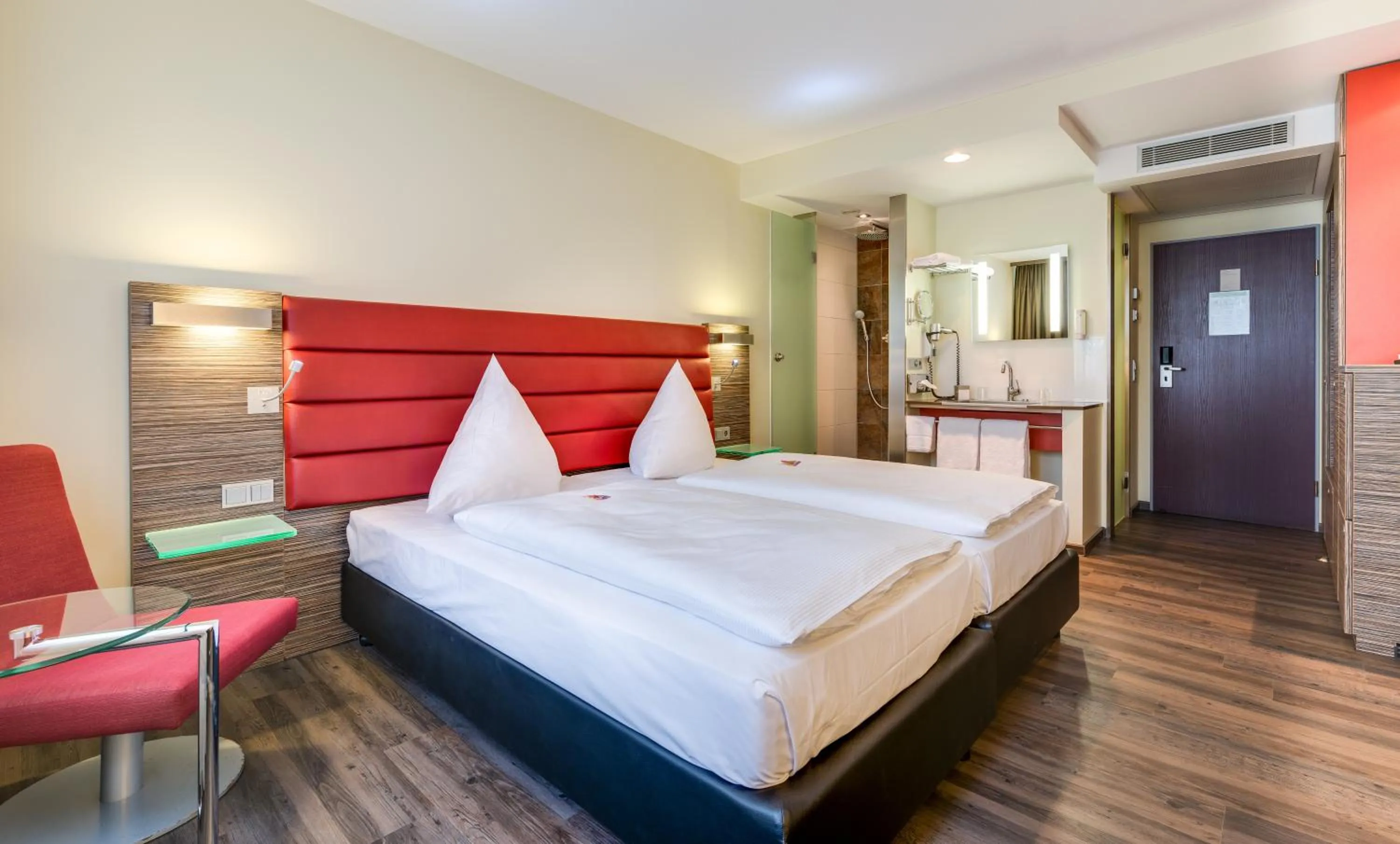 Bathroom, Bed in Novina Hotel Wöhrdersee Nürnberg City