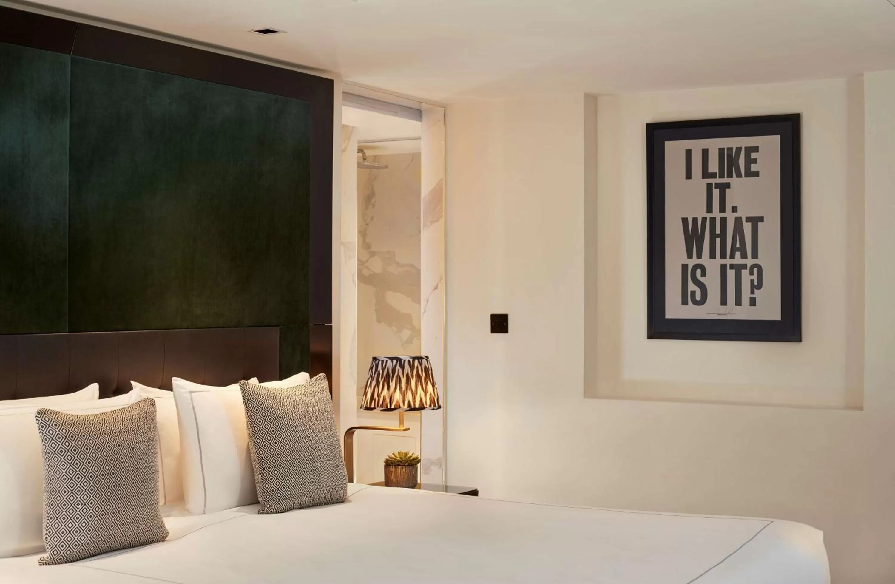 Bedroom, Bed in Holmes Hotel London