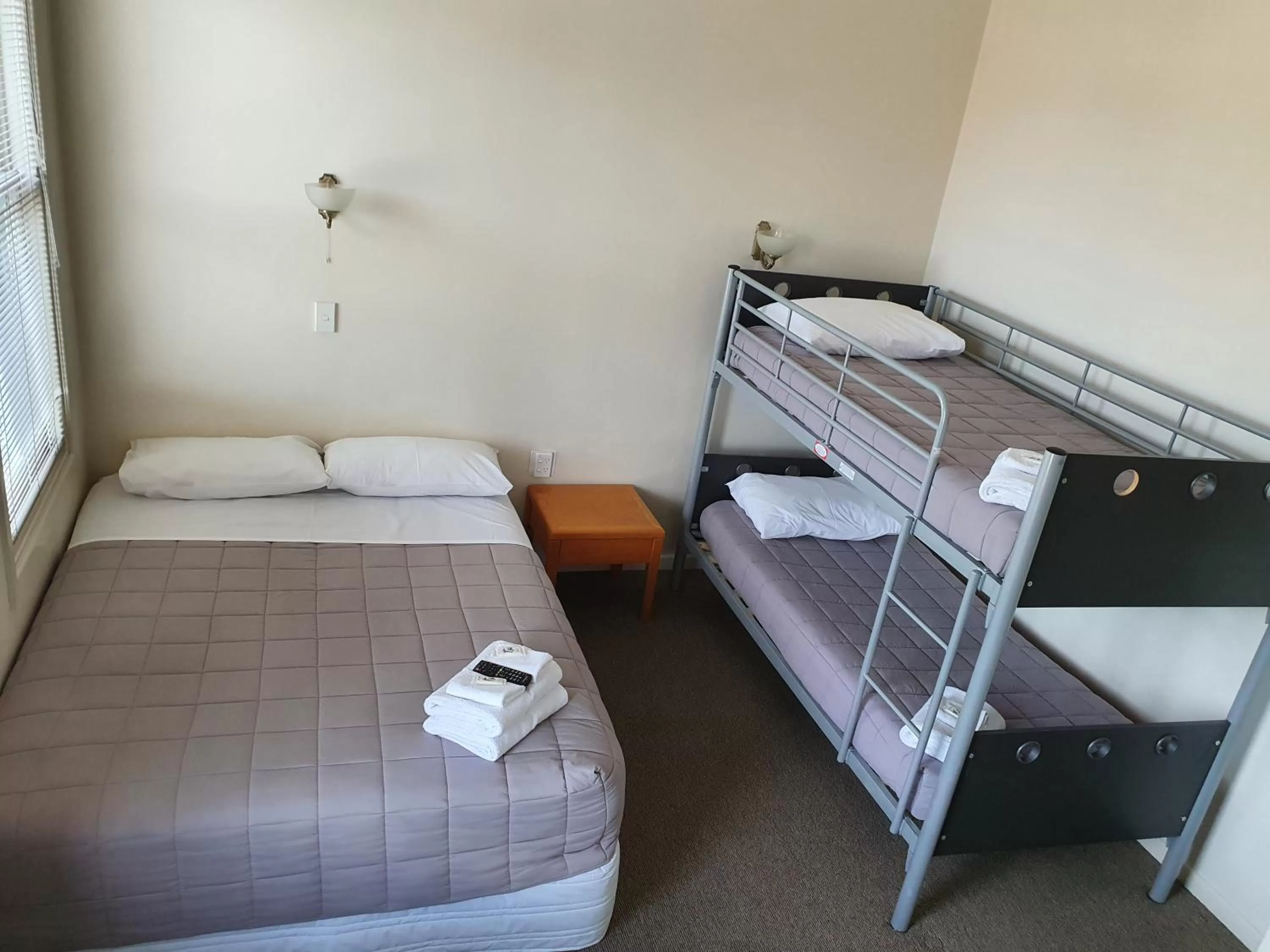 Family, Bed in Fern Lodge Inglewood