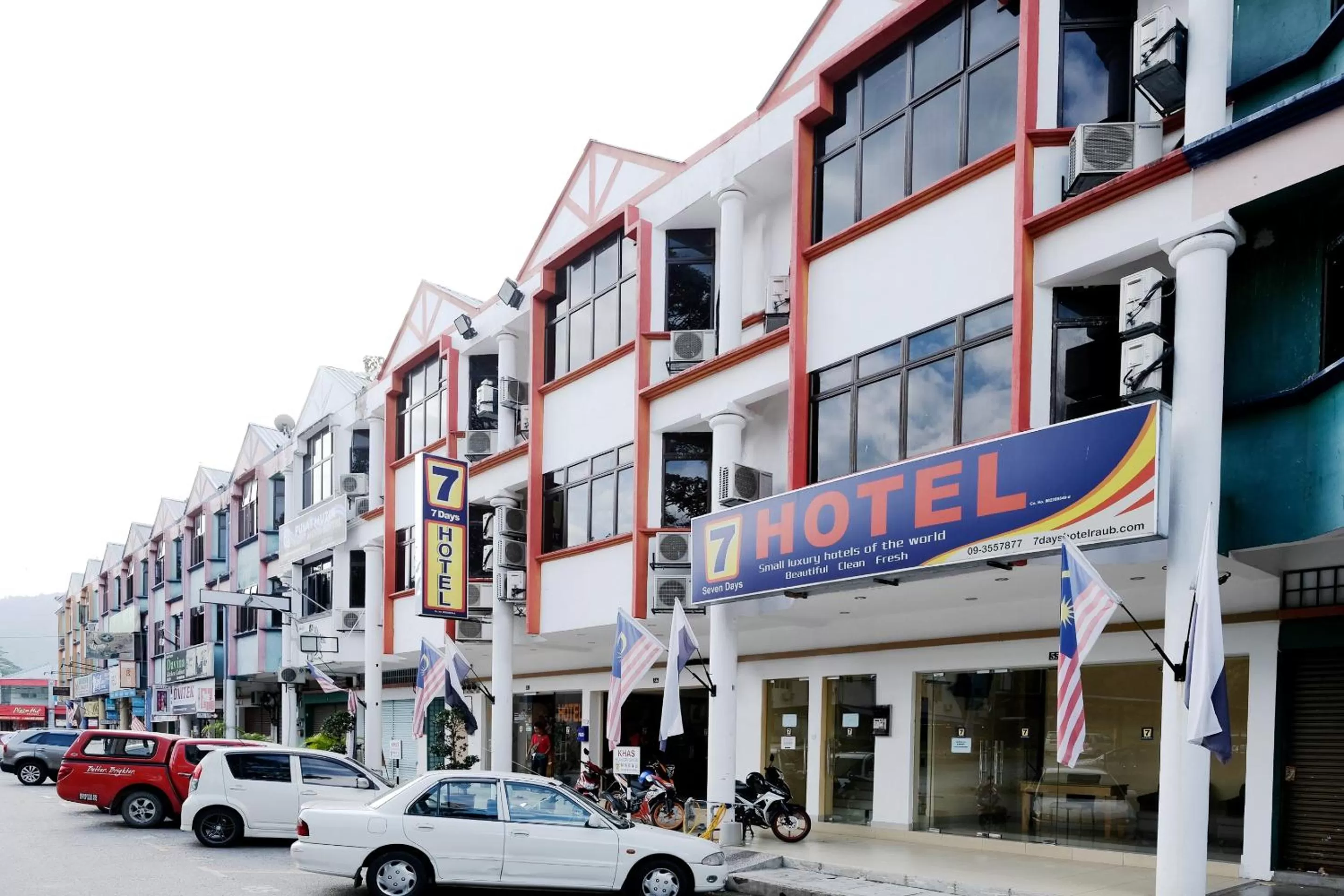 Property building in Super OYO 635 Seven Days Hotel