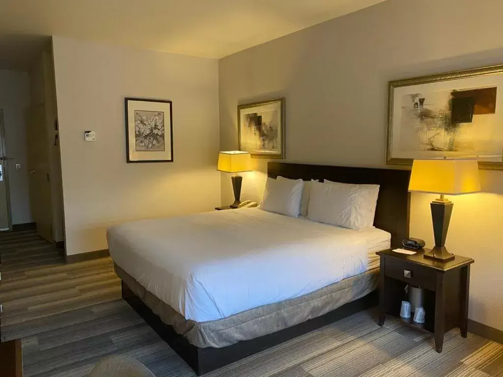 Bed in Hotel Marguerite Anaheim - Garden Grove, Trademark Collection