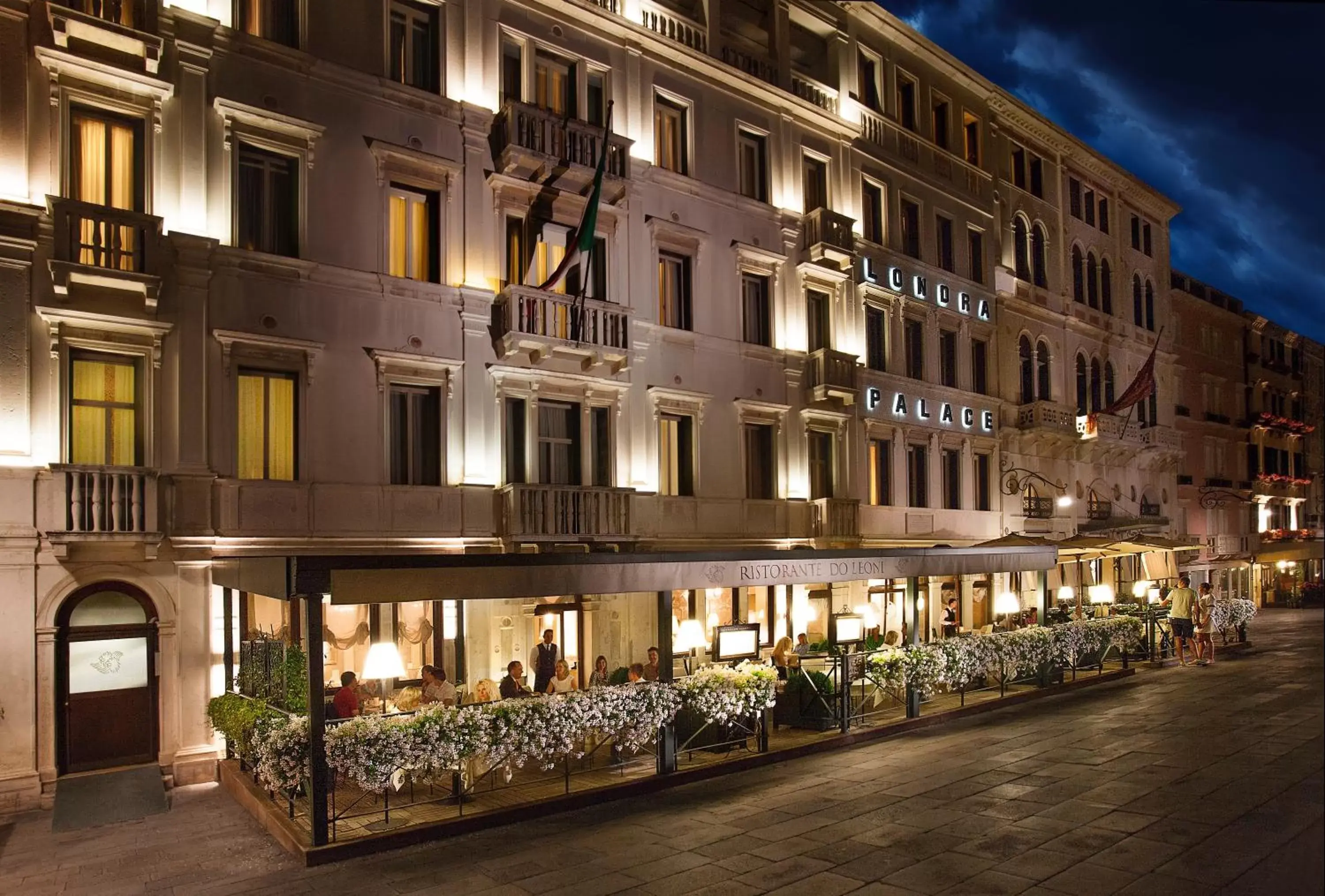 Restaurant/places to eat in Londra Palace Venezia