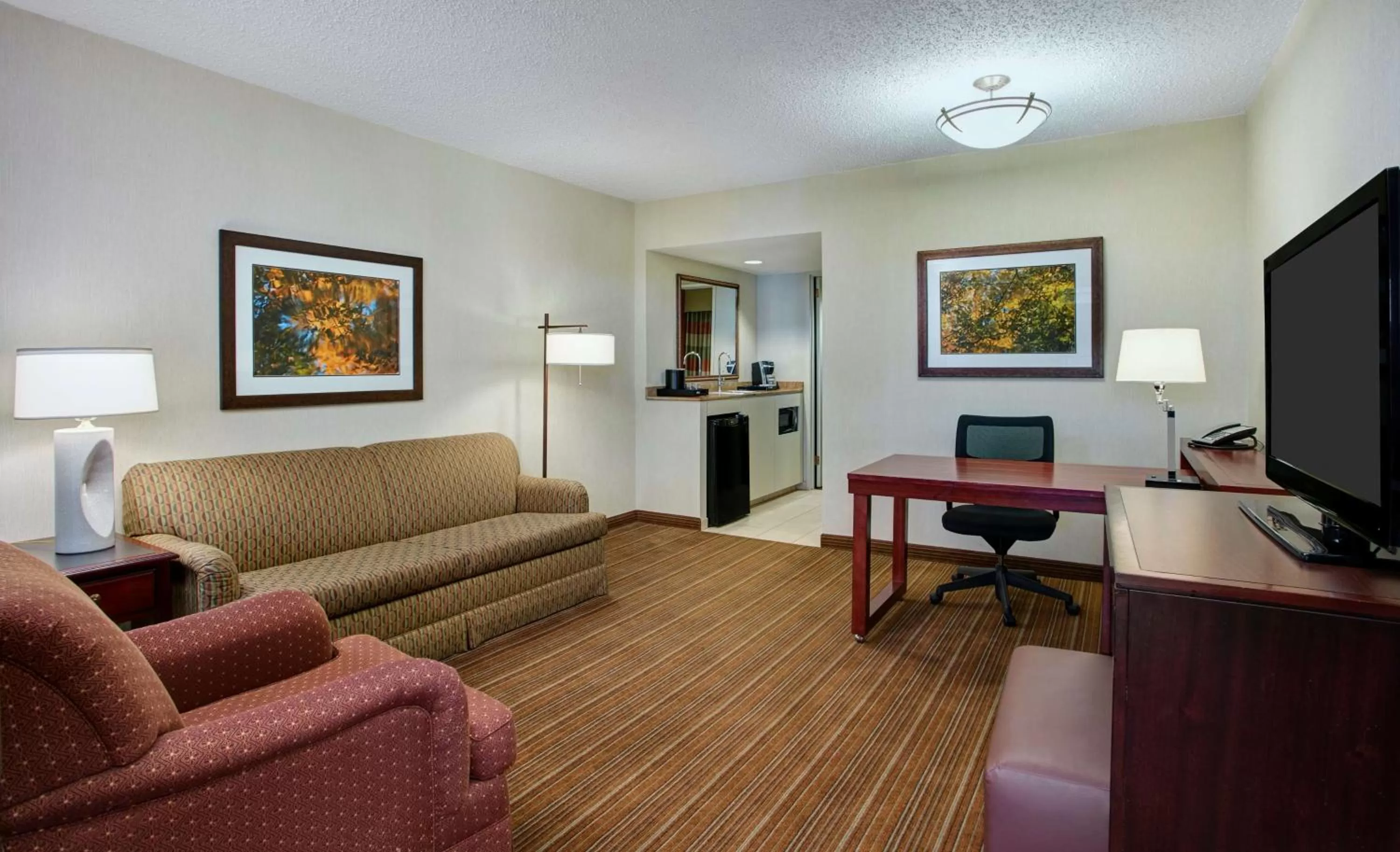 Living room in Embassy Suites Parsippany