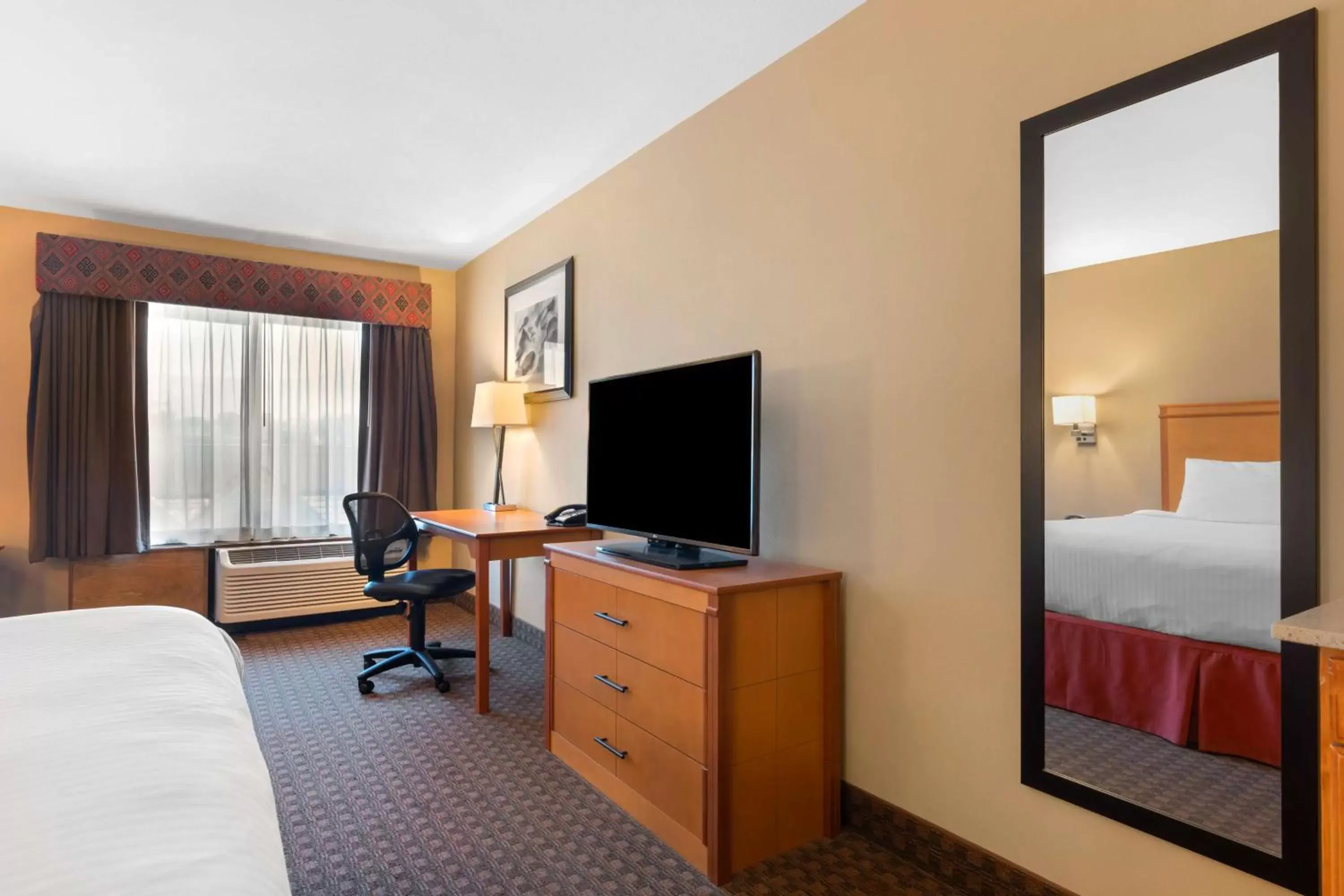 Bedroom, TV/Entertainment Center in Best Western Plus Olympic Inn