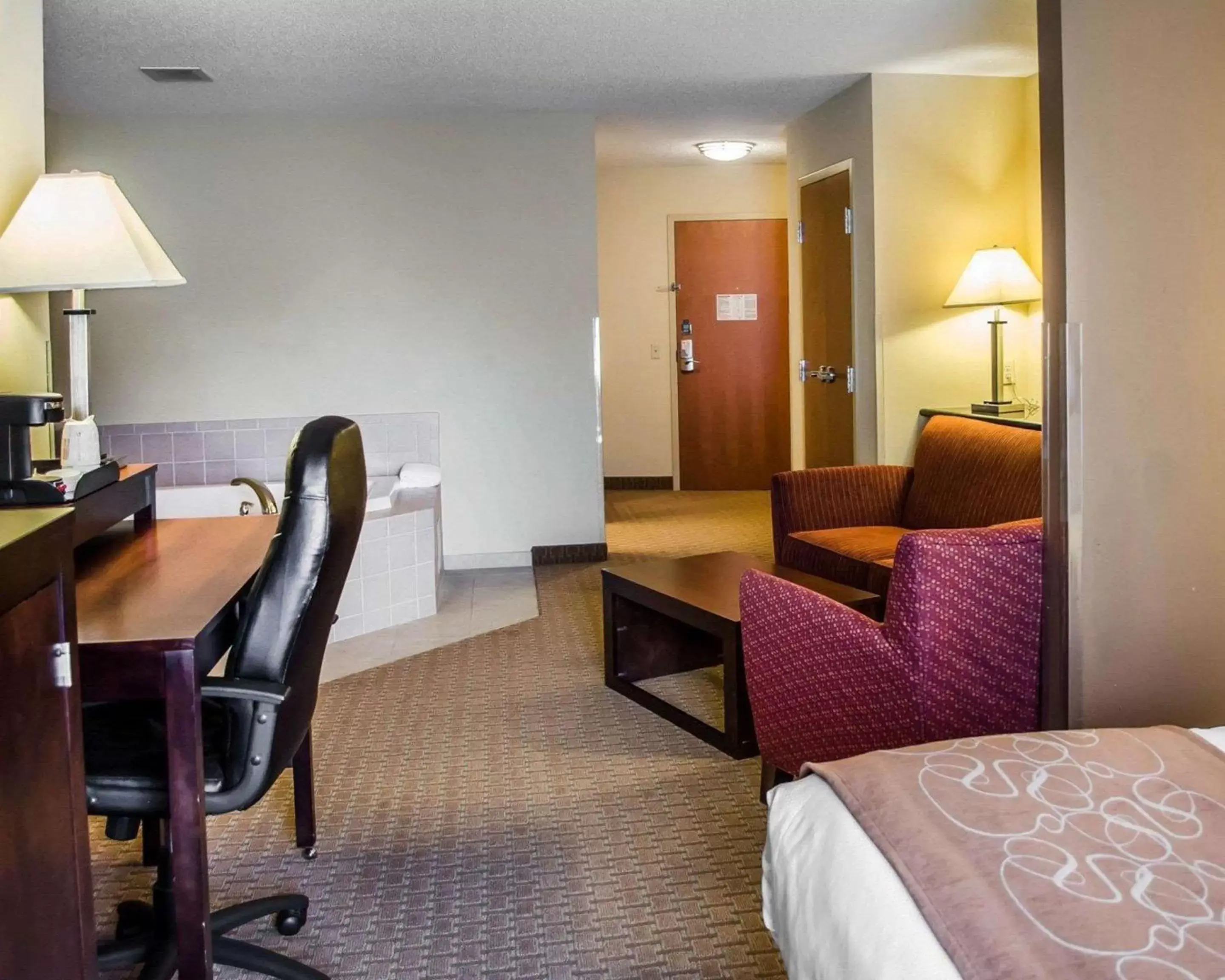 Photo of the whole room, Seating Area in Comfort Suites Hummelstown