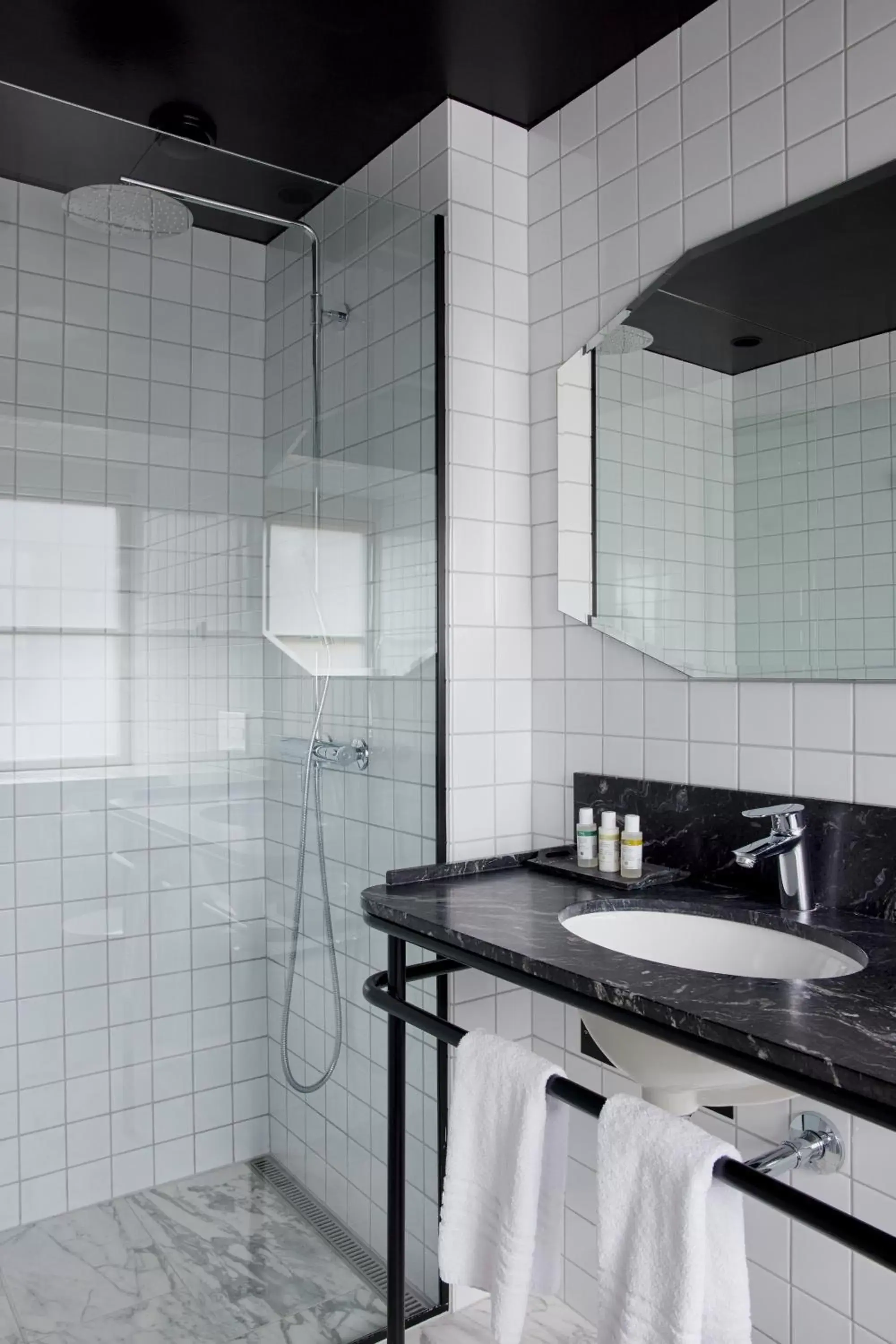 Shower, Bathroom in Hotel Danmark by Brøchner Hotels